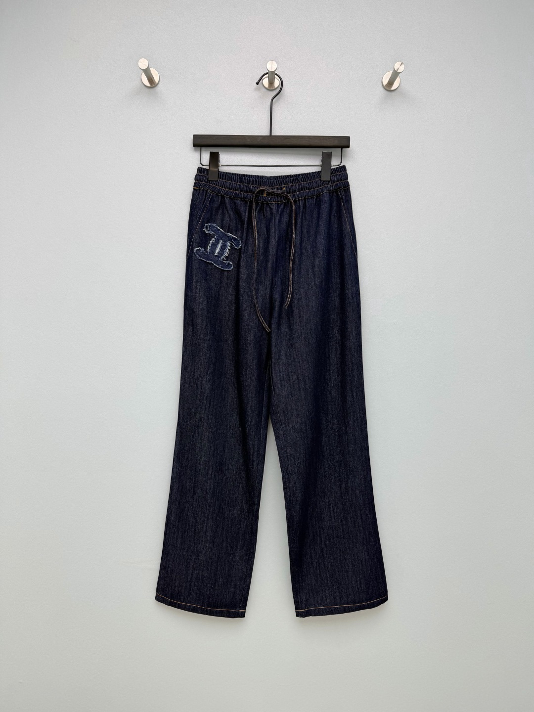 NO:783040,chan*l26 new navy blue elastic waist wide-leg jeans. The double-C raw edge embroidery logo on the front echoes the rhombus stitching technology on the back pocket. It is low-key and full of design, breaking the monotony of purely casual styles. The details are exquisite. The elastic waist design is also so comfortable!  It doesn't matter the waistline, it's easy to put on and take off, and it doesn't feel restrictive for daily wear. The dark indigo denim fabric is soft and drapey, making the upper body look slim and stylish, without looking bloated at all!  Single color size 3 SML R,Chanel-clothing,chanel,chanel,jeans,19860909chan*l26新款藏青松紧腰阔腿牛仔裤 正面的双c毛边刺绣标识,与背面口袋的菱格缝线工艺相呼应,低调中透着满满的设计感,打破了纯休闲款的单调,细节处尽显精致.松紧腰设计也太舒服了吧！不挑腰围,穿脱方便,日常穿完全无束缚感 深靛蓝牛仔面料柔软又垂坠,上身显瘦又有型,完全不显臃肿！单色3码SML R,香奈儿-服装,chanel,chanel,jeans,,Women's clothing