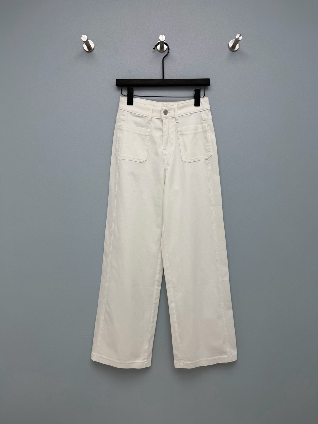 NO:783045,Dio*26 new white wide-leg jeans. The high-waisted wide-leg version is too slim!  Perfectly modifies the leg shape, instantly straightens the leg effect, and the pear-shaped figure is directly transformed into a goddess. The Dior embroidered badge on the back waist is low-key and exquisite, and the details are full of luxury texture. The off-white denim fabric is crisp and soft, not bloated at all, and it is also very refreshing to wear in summer. You can go out casually with a white T. It can be worn for daily commuting and going out on the street. It is a perfect fit for lazy people to wear to the ceiling!  These white pants are really my most recent natal pants, single color size 3 SML R, Dior-clothing, dior, dior, jeans,19860909Dio*26新款白色阔腿牛仔裤 高腰阔腿版型也太显瘦了吧！完美修饰腿型,秒变直腿效果,梨形身材直接封神 后腰的Dior刺绣徽章低调又精致,细节处全是高奢质感 米白色牛仔面料挺括又柔软,完全不显臃肿,夏天穿也很清爽 随便搭个白T就能出门,日常通勤、出街都能穿,妥妥的懒人穿搭天花板！这条白裤子真的是我近期的本命神裤单色3码SML R,迪奥-服装,dior,dior,jeans,,Women's clothing