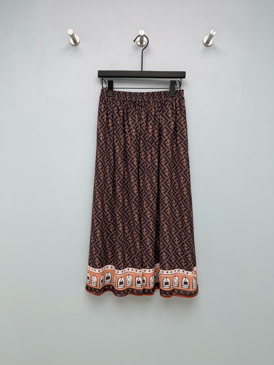 NO:783055,Fend*26 all-over printed FF presbyopic A-line skirt, a retro luxury brand atmosphere artifact, classic FF all-over printed presbyopia + caramel brown color, retro and noble, full of old-money style and nobility. The A-line version is too hidden!  It perfectly modifies the lines of the hips and legs, and the pear-shaped figure is directly flattering. The elastic waist design does not limit the waistline, and the drape is amazing. It has an elegant and fairy air when walking. Pair it with the same series of shirts to directly double the extravagance. It can be worn for daily commuting and dating. It is perfect for lazy people to wear to the ceiling!  Single color code 3 SML R, Fendi-clothing, fendi, fendi, skirts, shirts,19860909Fend*26满印FF老花A字半身裙 复古奢牌氛围感神器 经典FF满印老花+焦糖棕配色,复古又显贵,满满的老钱风贵气感 A字版型也太藏肉了吧！完美修饰胯部和腿部线条,梨形身材直接封神 松紧腰设计不挑腰围,垂坠感绝了,走路自带飘逸仙气 和同系列衬衫搭配直接贵气翻倍,日常通勤、约会都能穿,懒人穿搭天花板实锤了！单色3码SML R,芬迪-服装,fendi,fendi,skirts,shirts,,Women's clothing