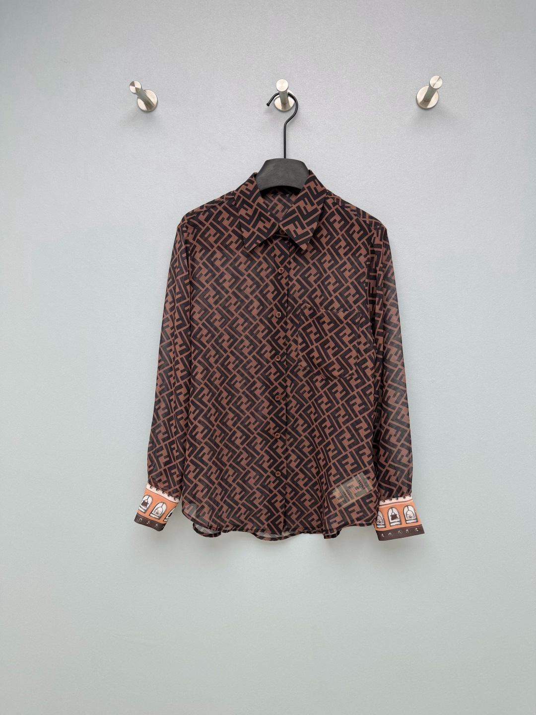 NO:783069,Fend*26 all-over printed FF presbyopic shirt, classic FF all-over printed presbyopic + caramel brown color, retro and noble, full of old-money style and nobility. The chiffon fabric is light and see-through, not sweaty at all in summer, and the loose version has a lot of hidden flesh. The exclusive print on the cuffs and Fendi button details are full of details, low-key and recognizable. It can be worn alone or as a coat, and it looks good with any combination. It is perfect for lazy people to wear it with the ceiling!  Solid color size 3 SML R, Fendi-clothing, fendi, fendi, jackets & coats,19860909Fend*26满印FF老花衬衣 经典FF满印老花+焦糖棕配色,复古又显贵,满满的老钱风贵气感 雪纺面料轻薄透视,夏天穿完全不闷汗,宽松版型巨藏肉 袖口的专属印花和Fendi纽扣细节感拉满,低调又有辨识度 可单穿可当外套,随便搭配都好看,懒人穿搭天花板实锤了！单色3码SML R,芬迪-服装,fendi,fendi,jackets & coats,,Women's clothing