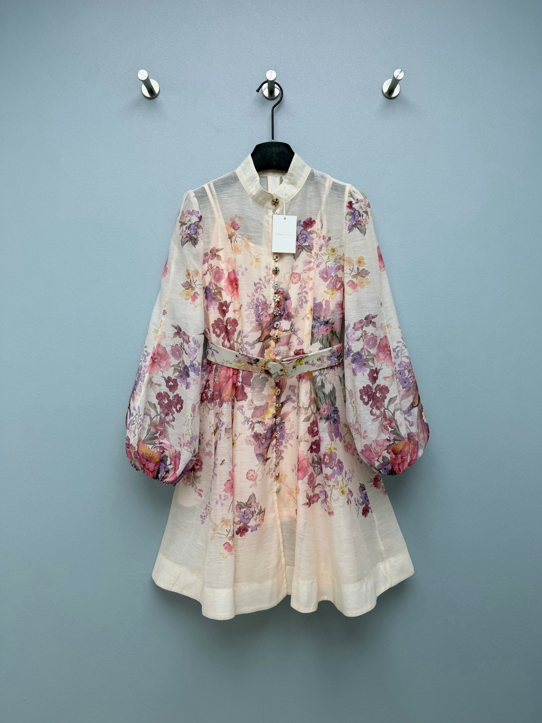 NO:782701,ZIMMERMAN*26 new model stand collar multi-button fantasy floral long-sleeved dress (short style)  Stand-up collar, small stand-up collar + lantern sleeve design, with a Chinese retro atmosphere; milky white background with pink and purple contrasting watercolor flowers, watercolor flowers with oil painting texture, integrated with rich oriental floral elements, gentle and dignified, not picky, yellow-skinned sisters close their eyes; the light background is more fresh. There is also a stand-up collar lantern sleeve design, a proper new Chinese romance, perfect for spring and summer wear ~ the gentle atmosphere directly fills the air  Solid color size 4 SMLXLB, Zimmerman-clothing, skirts,19860909ZIMMERMAN*26新款立领多宝扣梦幻花卉长袖连衣裙（短款） 立领小立领+灯笼袖设计,自带中式复古氛围感；奶白底色搭配粉紫撞色水彩花卉,水彩花卉自带油画质感,融合浓郁东方花卉元素,温柔显贵不挑皮,黄皮姐妹闭眼冲；浅底色更显清新.还有立领灯笼袖设计,妥妥的新中式浪漫,春夏穿直接美翻～温柔氛围感直接拉满 单色4码SMLXLB,兹默曼-服装,skirts,,Women's clothing