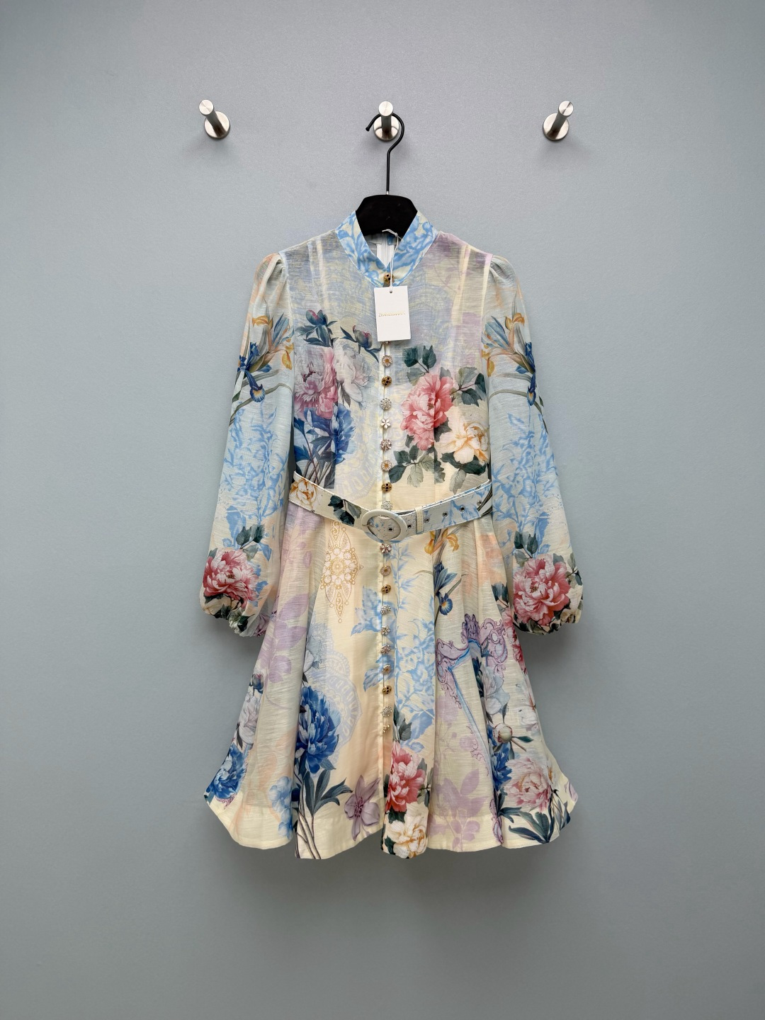 NO:782709,ZIMMERMAN*26 new model stand collar multi-button watercolor floral long-sleeved dress (short style)  Stand-up collar, small stand-up collar + lantern sleeve design, with a Chinese retro atmosphere; cream + blue and pink contrasting colors, watercolor flowers with oil painting texture, fusion of peonies, orchids and other oriental elements, gentle and dignified, yellow-skinned sisters close their eyes; the yellow tone is more energetic. There is also a stand-up collar lantern sleeve design, a proper new Chinese style romance, perfect for spring and summer wear ~ gentle atmosphere directly fills up 3 colors and 4 sizes SMLXLB, Zimmerman-clothing, skirts,19860909ZIMMERMAN*26新款立领多宝扣水彩花卉长袖连衣裙（短款） 立领小立领+灯笼袖设计,自带中式复古氛围感；奶黄+蓝粉撞色,水彩花卉自带油画质感,融合牡丹、兰花等东方元素,温柔显贵不挑皮,黄皮姐妹闭眼冲；黄色调更显元气.还有立领灯笼袖设计,妥妥的新中式浪漫,春夏穿直接美翻～温柔氛围感直接拉满 3色4码SMLXLB,兹默曼-服装,skirts,,Women's clothing