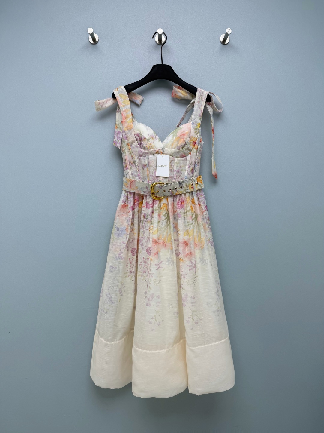 NO:782716,ZIMMERMAN*26 new style watercolor flower print suspender midi dress with shoulder straps. Herringbone waist corset style top, with its own shaping effect, optimizing the chest and waist line; bow tie shoulder straps, adjustable length, sweet and holiday; high waist A-line midi skirt with large hem, hiding the flesh and showing slimming effect. Watercolor flower theme print, with milky white gradient background, with its own oil painting texture, gentle and fresh, yellow-skinned sisters close their eyes and rush!  Matching the same series of printed belts + retro gold metal buckles, it emphasizes the waistline and improves sophistication; the back is covered with zipper design, suitable for different body shapes; the skirt is spliced ​​with solid color fabrics to increase the sense of layering; the light cotton and linen blended fabrics have a strong sense of drape, and are elegant and flexible when walking. French romantic ceiling!  Creamy white gradient floral dress, a must-have for holiday style. This waist-cinching floral skirt makes you look slim and fairy-like. 3 colors and 4 sizes SMLXLB, Zimmerman-clothing, skirts,19860909ZIMMERMAN*26新款肩绑带水彩花卉印花吊带中长连衣裙 鱼骨收腰胸衣式上装,自带塑形效果,优化胸腰线条；蝴蝶结系带肩带,可调节长度,甜美又度假；高腰A字大摆中长裙,藏肉显瘦一绝.水彩花卉主题印花,搭配奶白渐变底色,自带油画质感,温柔又清新,黄皮姐妹闭眼冲！配套同系列印花腰带+复古金色金属扣,强调腰线又提升精致度；背部打揽+拉链设计,适配不同身材；裙摆拼接纯色面料,增加层次感,轻薄棉麻混纺面料,垂坠感强,行走时飘逸灵动.法式浪漫天花板！奶白渐变碎花连衣裙,度假风必备 这条收腰碎花裙,显瘦又仙气十足 3色4码SMLXLB,兹默曼-服装,skirts,,Women's clothing