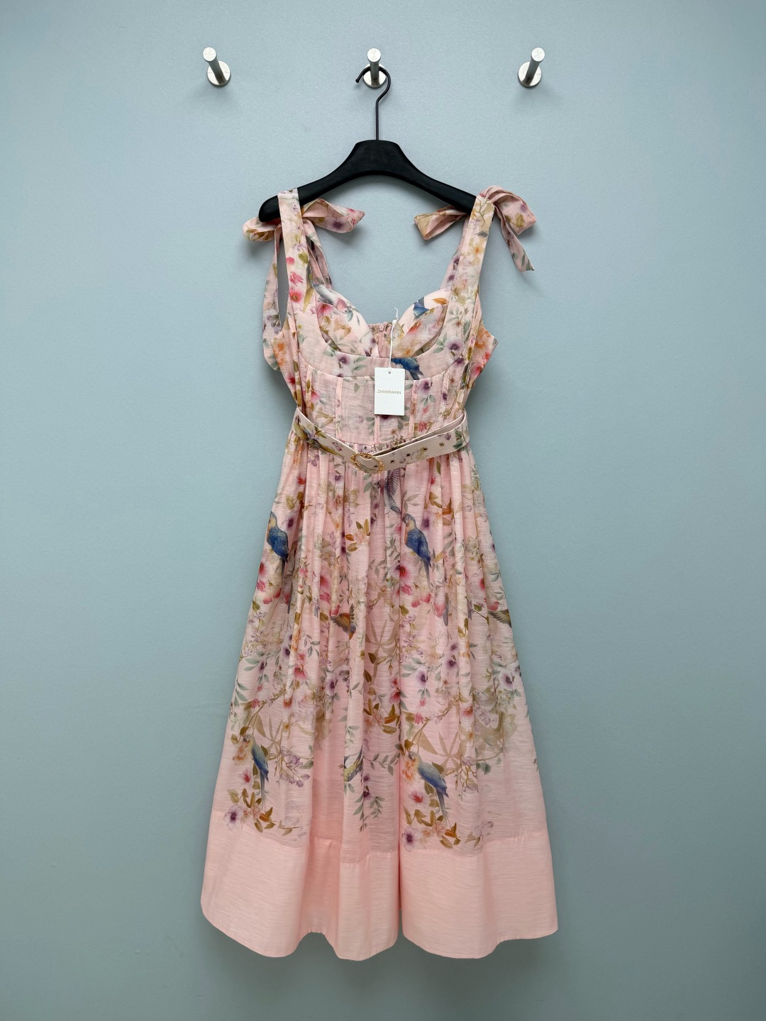 NO:782723,ZIMMERMAN*26 new style shoulder strap flower and bird print suspender midi dress  The fishbone waist-cinching bra top has its own shaping effect and optimizes the chest and waist lines; the bow-tie shoulder straps are adjustable in length, sweet and holiday-like; the high-waisted A-line midi skirt with large hem is perfect for hiding the flesh and making the body look slimmer. The watercolor flower-and-bird themed print is perfect for matching  The soft pink/off-white/light yellow three-color gradient background has the texture of oil painting, which is gentle and fresh, and can be easily controlled by yellow skin. The flower and bird theme prints, with the milky white gradient background, have the texture of oil painting, which is gentle and fresh. Sisters with yellow skin can close their eyes and rush!  Matching the same series of printed belts + retro gold metal buckles, it emphasizes the waistline and improves sophistication; the back is covered with zipper design, suitable for different body shapes; the skirt is spliced ​​with solid color fabrics to increase the sense of layering; the light cotton and linen blended fabrics have a strong sense of drape, and are elegant and flexible when walking. French romantic ceiling!  This waist-cinching floral skirt looks slim and fairy-like. 3 colors and 4 sizes SMLXLB, Zimmerman-clothing, skirts,19860909ZIMMERMAN*26新款肩绑带花鸟印花吊带中长连衣裙 鱼骨收腰胸衣式上装,自带塑形效果,优化胸腰线条；蝴蝶结系带肩带,可调节长度,甜美又度假；高腰A字大摆中长裙,藏肉显瘦一绝.以水彩花鸟为主题的印花,搭配柔粉/米白/浅黄三色渐变底色,自带油画质感,温柔又清新,黄皮也能轻松驾驭.花鸟花卉主题印花,搭配奶白渐变底色,自带油画质感,温柔又清新,黄皮姐妹闭眼冲！配套同系列印花腰带+复古金色金属扣,强调腰线又提升精致度；背部打揽+拉链设计,适配不同身材；裙摆拼接纯色面料,增加层次感,轻薄棉麻混纺面料,垂坠感强,行走时飘逸灵动.法式浪漫天花板！这条收腰碎花裙,显瘦又仙气十足3色4码SMLXLB,兹默曼-服装,skirts,,Women's clothing