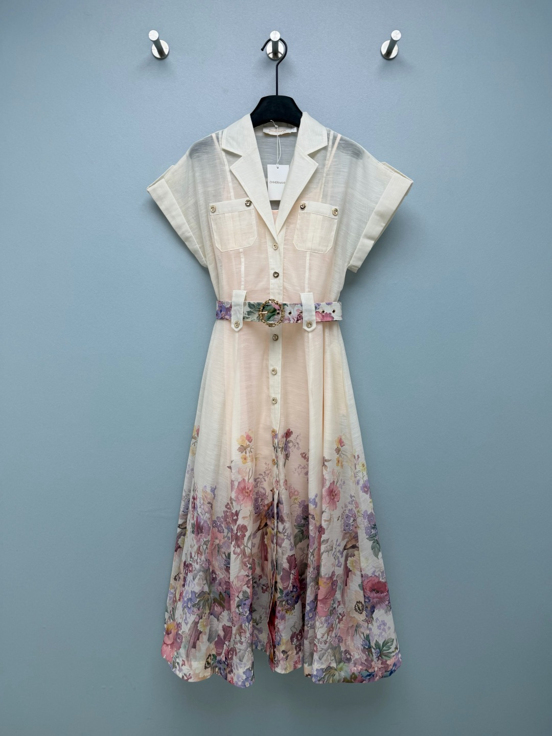 NO:782729,ZIMMERMAN*26 new retro floral suit lapel belt waistcoat dress. Suit lapel + sleeves design, neat and gentle; front button closure, exquisite details; waist A-line mid-length skirt version, easily optimizes body proportions, hides muscles and makes you look slimmer. The hem of the skirt has a gradient floral print, with its own oil painting texture. The off-white version is fresh and gentle, and the black version is retro and rich. Sisters with yellow skin can also feel free to wear it!  The off-white is fresh and the black is rich. Both styles directly hit the aesthetic ~ retro atmosphere ceiling!  The gradient floral belted dress is perfect for commuting and vacationing!  Gentle and sassy long skirt with mature style, 2 colors and 4 sizes SMLXLB, Zimmerman-clothing, skirts, business suit,19860909ZIMMERMAN*26新款复古花卉西装翻领腰带坎肩连衣裙 西装翻领+坎袖设计,利落又温柔；正面排扣开合,细节精致；收腰A字中长裙版型,轻松优化身材比例,藏肉显瘦一绝.裙身下摆渐变花卉印花,自带油画质感,米白款清新温柔,黑款复古浓郁,黄皮姐妹也能放心冲！米白清新、黑款浓郁,两种风格都直接戳中审美～复古氛围感天花板！渐变花卉腰带连衣裙通勤度假两不误！温柔又飒的轻熟风长裙 2色4码SMLXLB,兹默曼-服装,skirts,business suit,,Women's clothing