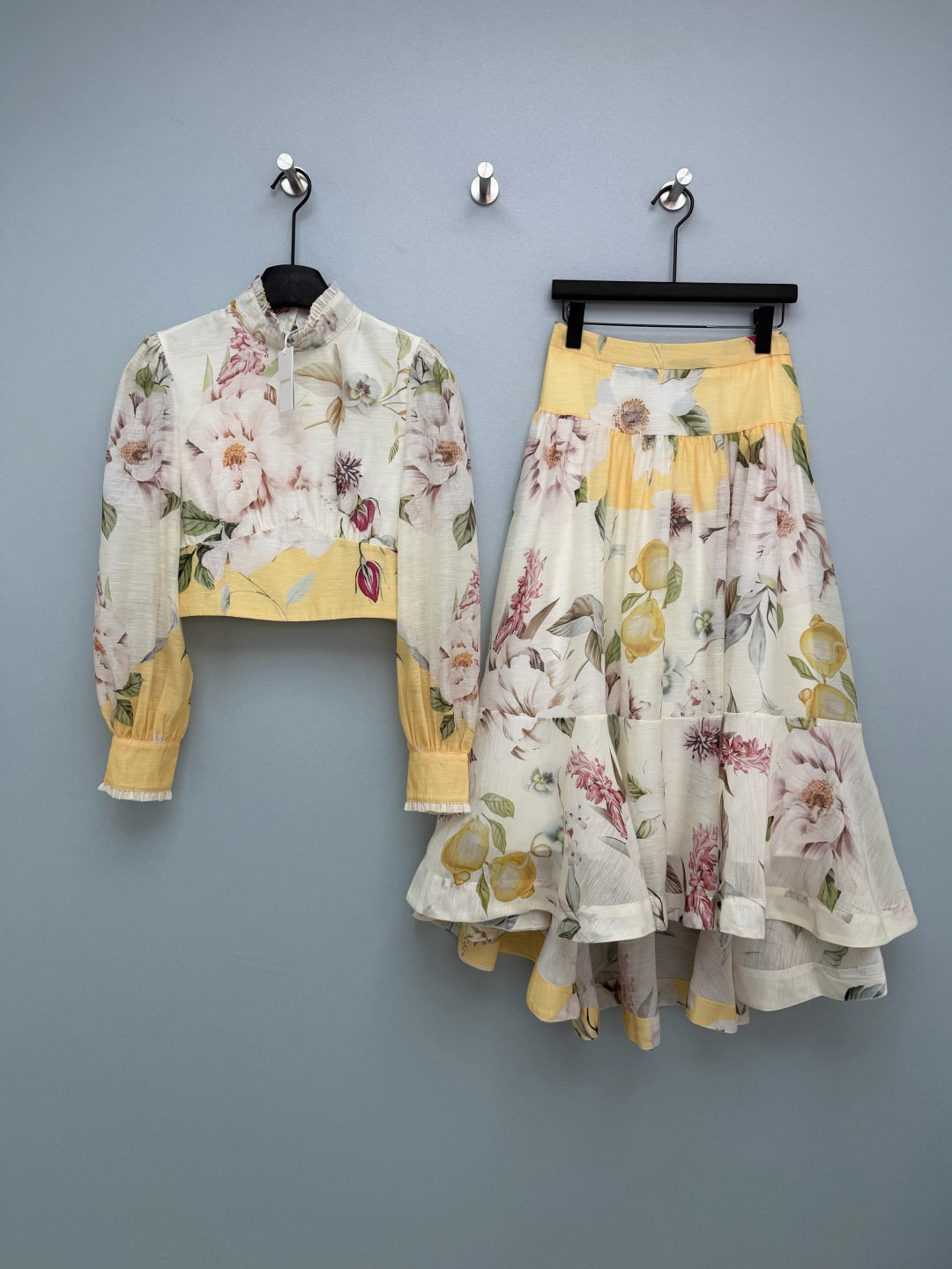 NO:782737,ZIMMERMAN*26 new lemon flower print suit, milky white + warm yellow contrasting colors, watercolor flower + lemon fruit print with oil painting texture, gentle and refreshing, not picky, yellow-skinned sisters close their eyes; yellow splicing details break the dullness and show more vitality. The top has a stand-up collar, puff sleeves + ear-edge cuffs, full of French retro atmosphere; the short waist-exposed version can easily optimize the proportions, create a high waistline, slim fit and not tight, and comfortable for daily wear.  The skirt has a high-waisted A-line silhouette that elongates the leg lines; multi-layered splicing + irregular ruffles make it elegant and flexible when walking; the same print echoes the top, which makes it very atmospheric when worn as a set, and can also hide the flesh and modify the crotch. It's so gentle!  A floral suit in creamy white and yellow tones, the date atmosphere is full of Southern French holiday style. Wear it in spring and summer to look stunning~Single color size 4 SMLXLB, Zimmerman-clothing, skirts,19860909ZIMMERMAN*26新款柠檬花卉印花套装,奶白+暖黄撞色,水彩花卉+柠檬水果印花自带油画质感,温柔清新不挑皮,黄皮姐妹闭眼冲；黄色拼接细节打破沉闷,更显元气. 上衣立领泡泡袖+木耳边袖口,法式复古氛围感拉满；短款露腰版型轻松优化比例,打造高腰线,修身不紧绷,日常穿也舒适. 半裙高腰A字大摆版型,拉长腿部线条；多层拼接+不规则荷叶边,行走时飘逸灵动；同款印花与上衣呼应,成套穿超有氛围感,还能藏肉修饰胯部.温柔到犯规！奶白黄调碎花套装,约会氛围感拉满妥妥的南法度假风,春夏穿直接美出圈～单色4码SMLXLB,兹默曼-服装,skirts,,Women's clothing