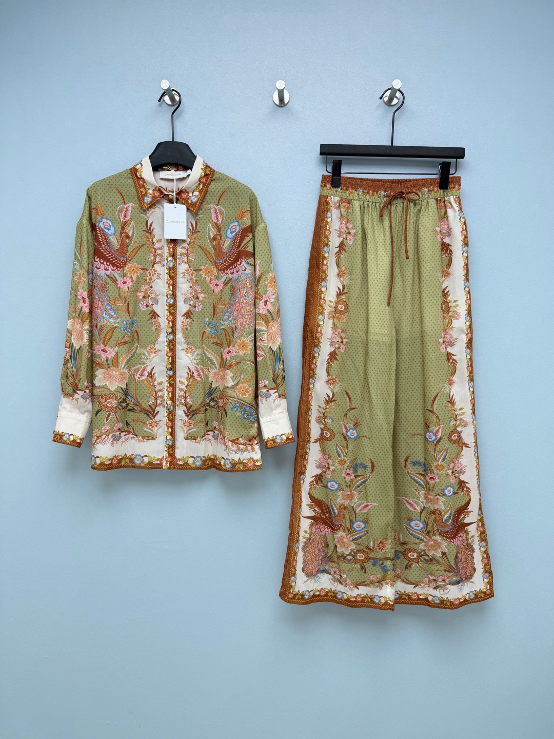 NO:782745,ZIMMERMAN*26 new retro flower and bird print shirt + trousers suit  Low saturation olive green + warm brown contrast color, with pink and blue flower and bird prints, with retro exotic style, yellow-skinned sisters close their eyes, looking white and noble. The loose lapel shirt style of the top hides the flesh and looks slimming, and the contrasting color bags on the placket and cuffs  The edges and prints are spliced together to create a full sense of detail. They look good when worn alone. The shorts have a high-waisted elastic waist + drawstring design, which makes them more comfortable. The pants body continues the same print. The loose fit modifies the leg shape and can be easily controlled by a pear-shaped figure.  The whole set is full of atmosphere, and it doesn't go against the grain when paired with other clothes alone, and the utilization rate is very high. The olive green background color is paired with rich exotic prints, which is gentle and high-end. It is really suitable for spring and summer!  Single color code 4 SMLXLB, Zimmerman-clothing, shorts, shirts,19860909ZIMMERMAN*26新款复古花鸟印花衬衫+长裤套装 低饱和橄榄绿+暖棕撞色,搭配粉蓝花鸟印花,自带复古异域风情,黄皮姐妹闭眼冲,显白又显贵.上衣宽松翻领衬衫版型,藏肉显瘦一绝,门襟、袖口的撞色包边和印花拼接,细节感拉满,单穿内搭都好看.短裤高腰松紧腰+抽绳设计,舒适度直接拉满,裤身延续同款印花,宽松版型修饰腿型,梨形身材也能轻松驾驭. 整套穿氛围感拉满,单拆搭配其他衣物也完全不违和,利用率超高.橄榄绿底色搭配浓郁异域印花,温柔又高级,春夏穿真的太合适了！ 单色4码SMLXLB,兹默曼-服装,shorts,shirts,,Women's clothing