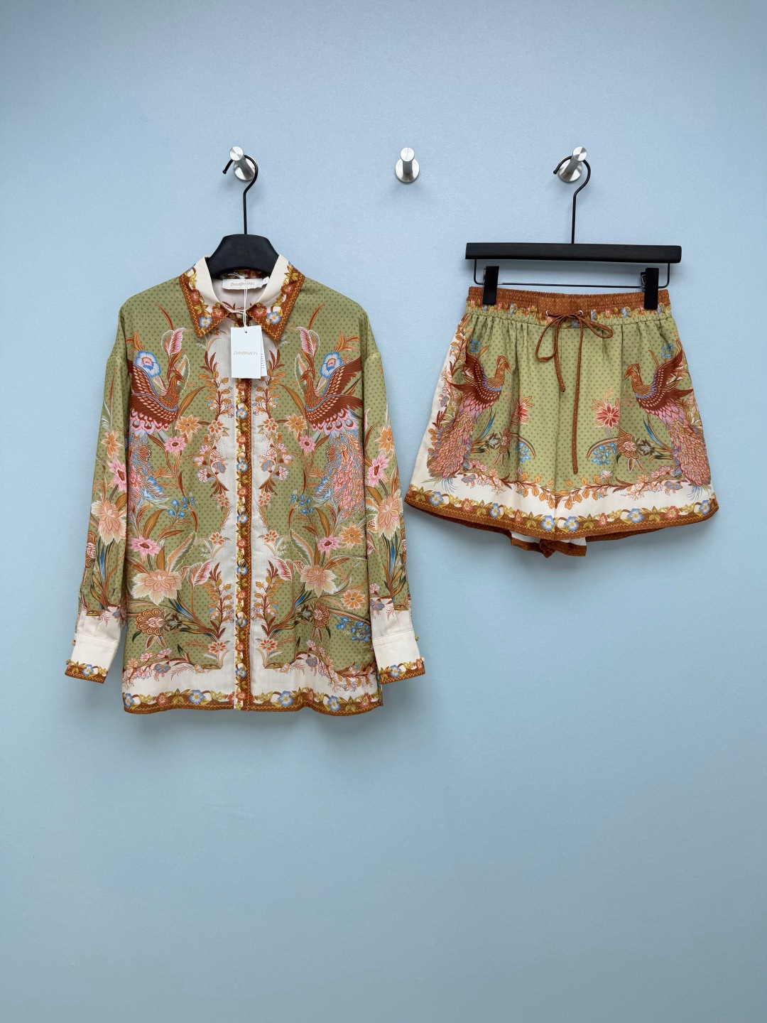 NO:782752,ZIMMERMAN*26 new retro flower and bird print shirt + shorts suit  Low saturation olive green + warm brown contrast color, with pink and blue flower and bird prints, with retro exotic style, yellow-skinned sisters close their eyes, looking white and noble. The loose lapel shirt style of the top hides the flesh and looks slimming, and the contrasting color bags on the placket and cuffs  The edges and prints are spliced together to create a full sense of detail. They look good when worn alone. The shorts have a high-waisted elastic waist + drawstring design, which makes them more comfortable. The pants body continues the same print. The loose fit modifies the leg shape and can be easily controlled by a pear-shaped figure.  The whole set is full of atmosphere, and it doesn't go against the grain when paired with other clothes alone, and the utilization rate is very high. The olive green background color is paired with rich exotic prints, which is gentle and high-end. It is really suitable for spring and summer!  Single color code 4 SMLXLB, Zimmerman-clothing, shorts, shirts,19860909ZIMMERMAN*26新款复古花鸟印花衬衫+短裤套装 低饱和橄榄绿+暖棕撞色,搭配粉蓝花鸟印花,自带复古异域风情,黄皮姐妹闭眼冲,显白又显贵.上衣宽松翻领衬衫版型,藏肉显瘦一绝,门襟、袖口的撞色包边和印花拼接,细节感拉满,单穿内搭都好看.短裤高腰松紧腰+抽绳设计,舒适度直接拉满,裤身延续同款印花,宽松版型修饰腿型,梨形身材也能轻松驾驭. 整套穿氛围感拉满,单拆搭配其他衣物也完全不违和,利用率超高.橄榄绿底色搭配浓郁异域印花,温柔又高级,春夏穿真的太合适了！ 单色4码SMLXLB,兹默曼-服装,shorts,shirts,,Women's clothing