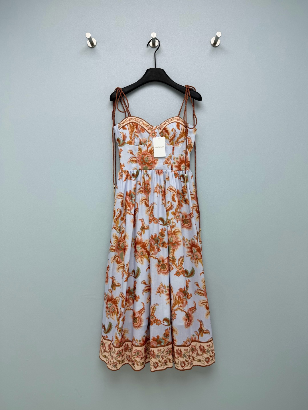 NO:782759,ZIMMERMAN*26 new retro printed strapless mid-length skirt, light ice blue background + warm orange brown floral print, with oil painting texture, retro and fresh, yellow-skinned sisters can also wear it with confidence!  The bandeau style top comes with breast pads, making it super convenient to wear underwear; the double-cord braided suspenders are adjustable in length and full of details; the high-waisted A-line skirt has a large hem, and the waistline is designed to move downwards to optimize the proportions, hiding the flesh and making it look slimmer. The elastic design on the back adapts to different busts; the edges of the skirt are contrasting with hemming + printed splicing, which is exquisite but not exaggerated. When walking, the skirt is elegant and flexible, and the atmosphere is directly filled. I was hit hard by this ice blue retro floral suspender skirt!  The color matching is gentle to the core, it is simply a spring and summer atmosphere artifact~Single color size 4 SMLXLB, Zimmerman-clothing, skirts,19860909ZIMMERMAN*26新款复古印花抹胸吊带中长裙 浅冰蓝底色+暖橘棕花卉印花,自带油画质感,复古又清新,黄皮姐妹也能放心冲！ 抹胸式上装带胸垫,免穿内衣超方便；双绳编织吊带可调节长度,细节感拉满；高腰A字大摆裙身,腰线下移的设计优化比例,藏肉显瘦一绝.背部打揽松紧设计,适配不同胸围；裙摆边缘撞色包边+印花拼接,精致又不浮夸,行走时裙摆飘逸灵动,氛围感直接拉满.被这条冰蓝复古碎花吊带裙狠狠戳中！温柔到骨子里的配色,简直是春夏氛围感神器～单色4码SMLXLB,兹默曼-服装,skirts,,Women's clothing