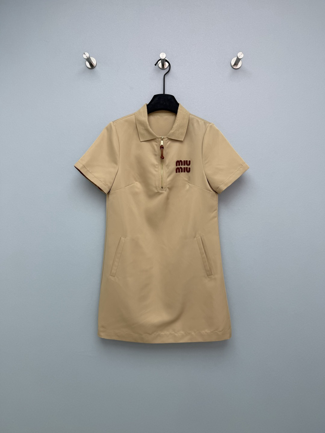 NO:782766,Miu Mi*26 new Polo dress has a lapel + half-zip design. It gives the appearance of an American campus heroine. It has a direct effect of reducing age. The crisp nylon fabric is not soft at all. The A-line shape hides the flesh well. The logo on the chest is low-key and noble, and the details are ecstatic. The built-in pockets are also a plus!  You don’t need to carry a bag when you go out. Whether it’s navy blue or khaki, it’s so beautiful that I’m speechless!  2 colors and 3 codes SMLAW, Miu Miu-clothing, miumiu, skirts,19860909Miu Mi*26新款Polo连衣裙 翻领+半拉链设计,一整个美式校园女主既视感,减龄效果直接拉满,挺括的尼龙面料完全不软塌,A字版型藏肉一绝,胯宽、肚子有肉都能藏得好好的 胸口的logo低调又显贵,细节控狂喜 自带口袋也太加分了吧！出门不用带包.不管是藏青还是卡其都美到我失语！2色3码SMLAW,缪缪-服装,miumiu,skirts,,Women's clothing