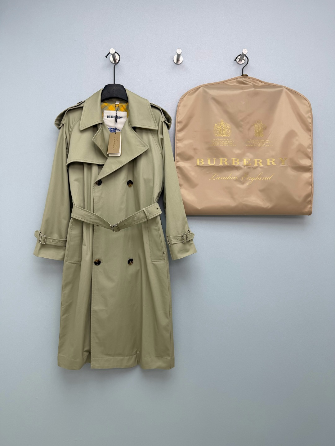 NO:782693,Burberr*’s new classic trench coat adopts B’s iconic double-breasted trench coat style, with a neat shoulder line and raglan sleeve design, which is casual yet stiff, with no shoulders, making it easy to wear with a head-to-shoulder ratio advantage.  Made of pure cotton, it is anti-wrinkle and durable. It has a matte high-end texture. It has a great drape and is not easy to deform after long-term wear. It has classic windbreaker elements such as epaulettes, gun shields, cuff ties, belt loops, etc., with amber horn buttons, which is retro and elegant.  Exquisite; the classic plaid lining on the inside gives a low-key sense of luxury the moment you open it. Orion beige has a retro British atmosphere, which is gentle and versatile; bean paste pink is gentle and reduces age, breaking the dullness of the windbreaker, and can be easily controlled by yellow leather.  From the style to the details, it perfectly reproduces the classic charm of the brand. It is the kind of style that will still be fashionable ten years later!  2 colors and 3 codes SMLB, Burberry-clothing, burberry,19860909Burberr*新款经典Trench风衣 采用B家标志性的双排扣风衣版型,利落肩线+插肩袖设计,休闲又不失挺括感,不挑肩型,轻松穿出头肩比优势 纯棉布材质,抗皱耐穿,自带哑光高级质感,垂坠感绝佳,久穿也不易变形.肩章、枪挡、袖口束带、腰带袢等经典风衣元素一应俱全,搭配琥珀色牛角扣,复古又精致；内里经典格纹内衬,掀开的瞬间就是低调的奢华感.猎户米色自带复古英伦氛围,温柔又百搭；豆沙粉色温柔减龄,打破风衣的沉闷感,黄皮也能轻松驾驭. 从版型到细节都完美复刻了品牌的经典魅力,是那种十年后拿出来依然时髦的款！2色3码SMLB,博柏利-服装,burberry,,Women's clothing