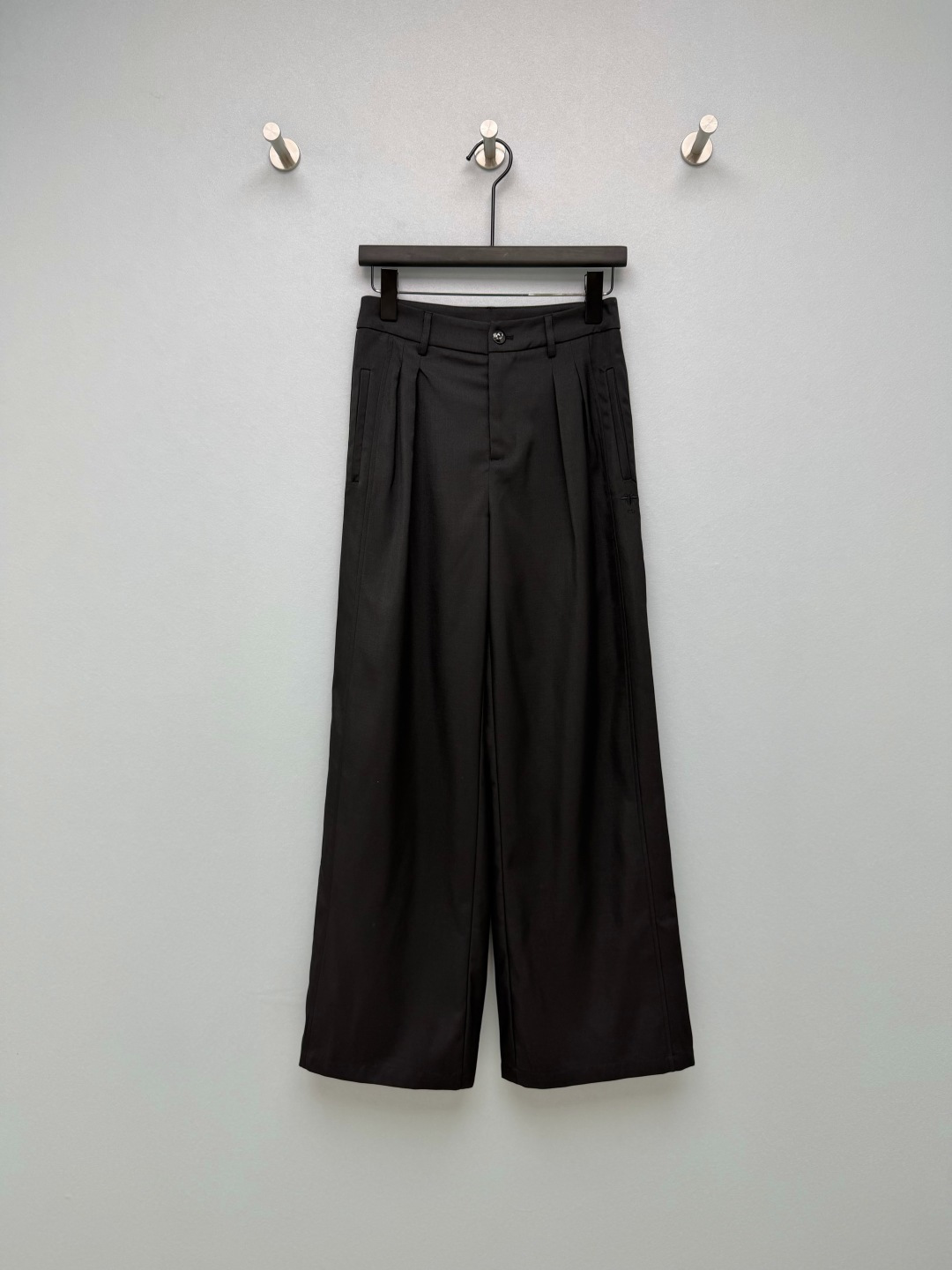 NO:783087,DIO*26 new bee embroidered wide-leg pants. The bee embroidery + CD letter logo on the body of the pants is low-key and recognizable, noble and unobtrusive; the CD metal button on the waist has a texture that is directly like a god!  The crisp and anti-wrinkle suit fabric has a great drape feeling and has a matte high-end texture, which is not easy to wrinkle after long-term wear~ The ultra-high waist + wide-leg pants type directly maximizes the proportion of the legs!  The double pleat design at the waist not only modifies the waist and abdomen lines, but also makes the pants legs drape more strongly. The false hips are wide and the thick thighs are completely hidden. Sisters with pear-shaped figures can close their eyes and rush!  Bee embroidered wide-leg trousers with a sense of luxury!  2 colors and 3 codes SMLPE, Dior-clothing, dior, dior, loro piana, business suit,19860909DIO*26新款蜜蜂刺绣阔腿裤 裤身的蜜蜂刺绣+CD字母标识,低调又有辨识度,显贵又不张扬；腰头的CD金属纽扣,质感直接封神！挺括抗皱的西装面料,垂坠感超棒,自带哑光高级质感,久穿不易皱~ 超高腰+阔腿裤型,直接把腿部比例拉到极致！腰头双褶设计,修饰腰腹线条的同时,让裤管垂坠感更强,假胯宽、大腿粗通通藏住,梨形身材姐妹闭眼冲！自带高级感的蜜蜂刺绣阔腿西裤！ 2色3码SMLPE,迪奥-服装,dior,dior,loro piana,business suit,,Women's clothing