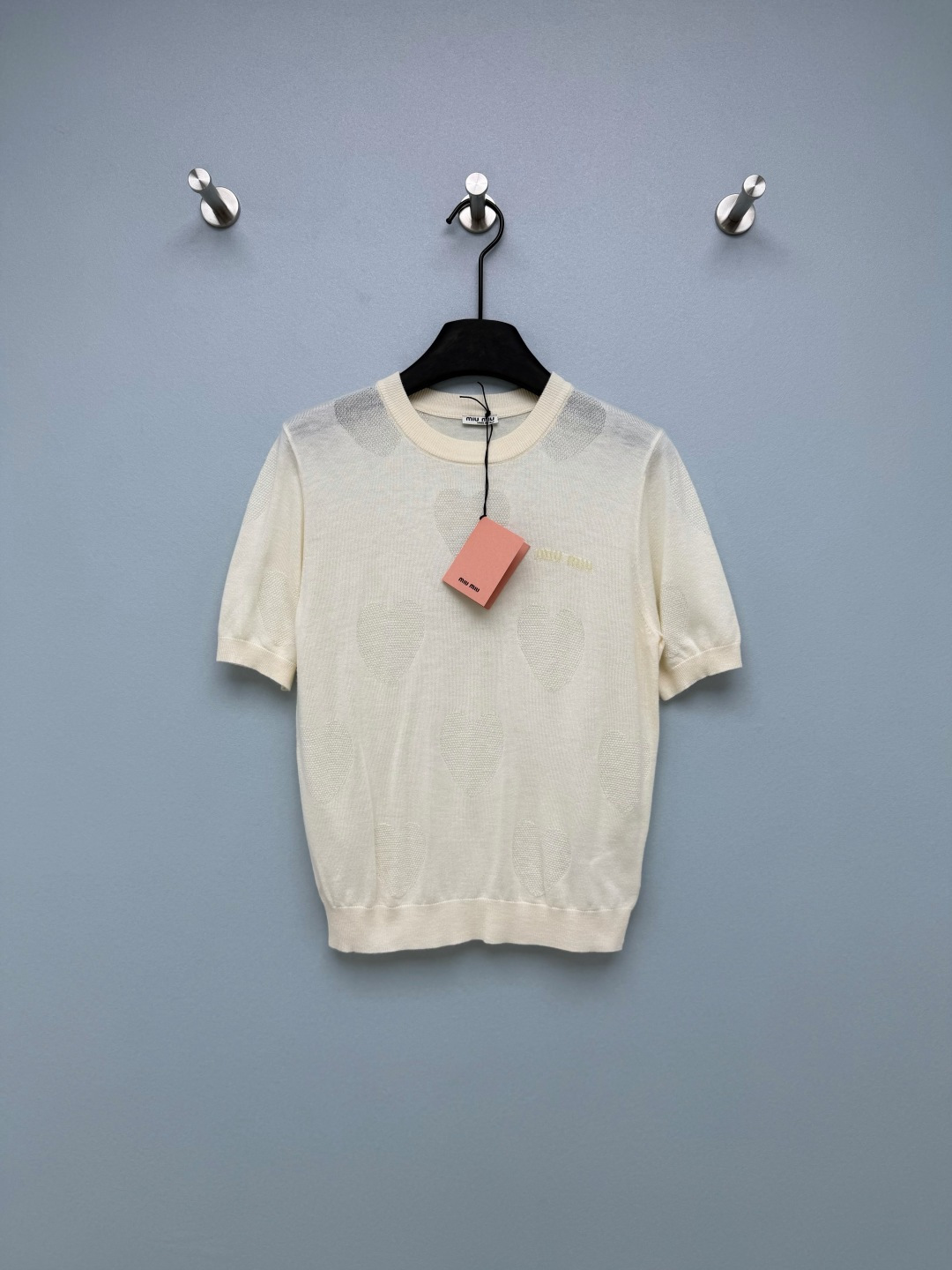 NO:783092,Miu Mi* love jacquard knitted short-sleeved round neck + fitted slightly loose version, the upper body has a gentle and relaxed feeling, not tight and not bloated. The love jacquard on the body is also too irritating to me!  The dark pattern craftsmanship of the same color is low-key and a little sweet; the brand embroidery logo on the chest is exquisite and recognizable, and the texture is directly full!  Both milky white/navy blue colors are super versatile, sweet girls can just close their eyes and rush into 2 colors and 3 sizes of SMLPE, Miu Miu-clothing, loro piana, miumiu, T-shirt,19860909Miu Mi*爱心提花针织短袖 圆领+合身微宽松版型,上身自带温柔松弛感,不紧绷不臃肿 衣身的爱心提花也太戳我了！同色系暗纹工艺,低调又带点小甜美；胸前的品牌刺绣标识,精致又有辨识度,质感直接拉满！奶白/藏蓝两色都超百搭,甜妹直接闭眼冲 2色3码SMLPE,缪缪-服装,loro piana,miumiu,T-shirt,,Women's clothing