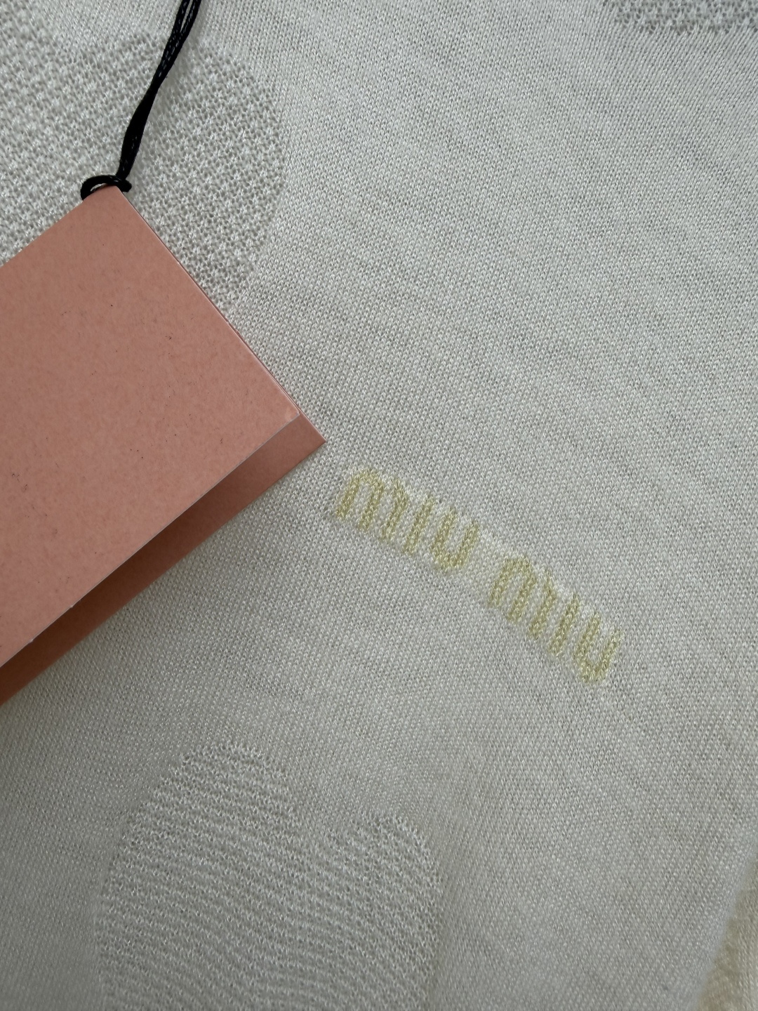 🔥🔥Miu Mi*爱心提花针织短袖  圆领+合身微宽松版型，上身自带温柔松弛感，不紧绷不臃肿  衣身的爱