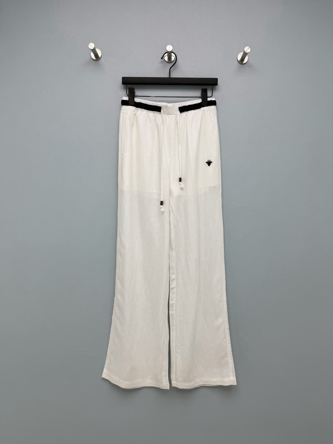 NO:783097,DIO*26 new bee embroidered linen wide-leg pants. The bee embroidery on the pants is too annoying to me!  It is low-key yet recognizable, refined yet not exaggerated; the contrasting color webbing at the waist and the drawstring with a metal head are full of details and the texture is amazing!  The high-waisted elastic waist + drawstring design is super friendly to all waist sizes, comfortable and not tight; the loose wide-leg pants perfectly hide the fat on the thighs and fake hip width. Sisters with pear-shaped figures close their eyes and walk with windy laziness. Who knows who wears it~ If you want to wear comfortable and high-end in summer, these linen wide-leg pants must be locked in!  Available in three colors: linen/white/navy, each one has its own relaxed and high-end feel. 3 colors and 3 sizes SML R, Dior-clothing, dior, dior,19860909DIO*26新款蜜蜂刺绣亚麻阔腿裤 裤身的蜜蜂刺绣也太戳我了！低调又有辨识度,精致又不浮夸；腰头撞色织带+带金属头的抽绳,细节感直接拉满,质感绝了！ 高腰松紧腰+抽绳设计,对各种腰围都超友好,舒适又不勒肉；宽松阔腿裤型,完美藏住大腿赘肉和假胯宽,梨形身材姐妹闭眼冲,走路带风的慵懒感谁穿谁知道~ 夏天想穿得舒服又高级,这条亚麻阔腿裤必须锁死！麻本色/白色/藏青色三色可选,每一条都自带松弛高级感 3色3码SML R,迪奥-服装,dior,dior,,Women's clothing