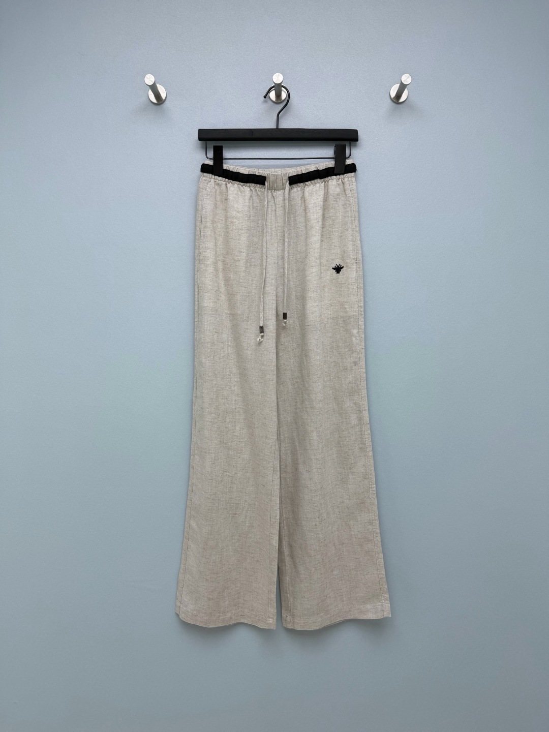 NO:783107,DIO*26 new bee embroidered linen wide-leg pants. The bee embroidery on the pants is too annoying to me!  It is low-key yet recognizable, refined yet not exaggerated; the contrasting color webbing at the waist and the drawstring with a metal head are full of details and the texture is amazing!  The high-waisted elastic waist + drawstring design is super friendly to all waist sizes, comfortable and not tight; the loose wide-leg pants perfectly hide the fat on the thighs and fake hip width. Sisters with pear-shaped figures close their eyes and walk with windy laziness. Who knows who wears it~ If you want to wear comfortable and high-end in summer, these linen wide-leg pants must be locked in!  Available in three colors: linen/white/navy, each one has its own relaxed and high-end feel. 3 colors and 3 sizes SML R, Dior-clothing, dior, dior,19860909DIO*26新款蜜蜂刺绣亚麻阔腿裤 裤身的蜜蜂刺绣也太戳我了！低调又有辨识度,精致又不浮夸；腰头撞色织带+带金属头的抽绳,细节感直接拉满,质感绝了！ 高腰松紧腰+抽绳设计,对各种腰围都超友好,舒适又不勒肉；宽松阔腿裤型,完美藏住大腿赘肉和假胯宽,梨形身材姐妹闭眼冲,走路带风的慵懒感谁穿谁知道~ 夏天想穿得舒服又高级,这条亚麻阔腿裤必须锁死！麻本色/白色/藏青色三色可选,每一条都自带松弛高级感 3色3码SML R,迪奥-服装,dior,dior,,Women's clothing