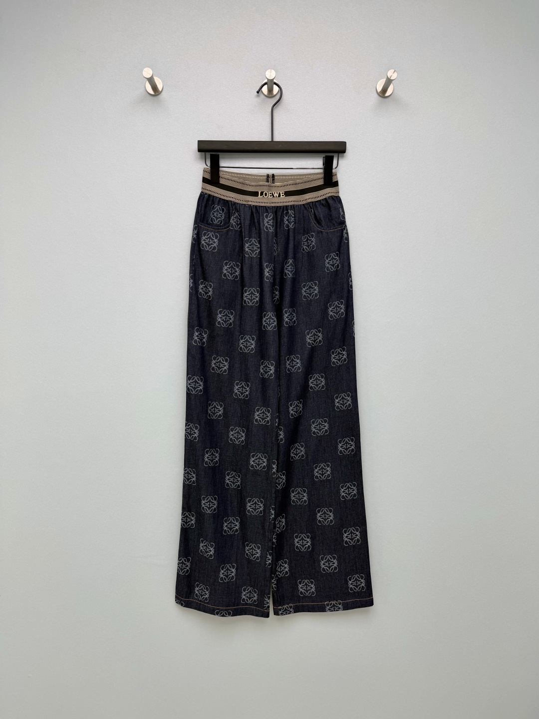NO:783116,LOEW*26 new presbyopic denim wide-leg pants. The brand logo webbing at the waist and the Anagram presbyopic pattern on the body of the pants are low-key and recognizable, noble and unobtrusive!  Light and thin denim fabric has a great drape, and has a high-end texture that won’t wrinkle easily after being worn for a long time~ The high-waisted wide-leg pants shape directly maximizes the proportions of the legs!  The loose trousers perfectly hide the fat on the thighs and the width of the fake hips. Sisters with pear-shaped figures can close their eyes and walk with a windy laziness. Whoever wears it will know~ If you want to wear comfortable and elegant clothes in summer, these presbyopic denim wide-leg pants must be locked to death!  The low-key presbyopia pattern comes with advanced filters, and the details are directly drawn out. Monochrome 3-code SML R, Loewe-clothing, loewe, loewe,19860909LOEW*26新款老花牛仔阔腿裤 腰头的品牌标识织带+裤身的Anagram老花图案,低调又有辨识度,显贵又不张扬！轻薄牛仔面料,垂坠感超棒,自带高级肌理感,久穿不易皱~ 高腰阔腿裤型,直接把腿部比例拉到极致！宽松裤管完美藏住大腿赘肉和假胯宽,梨形身材姐妹闭眼冲,走路带风的慵懒感谁穿谁知道~ 夏天想穿得舒服又显贵,这条老花牛仔阔腿裤必须锁死！低调的老花图案自带高级滤镜,细节直接拉满 单色3码SML R,罗意威-服装,loewe,loewe,,Women's clothing