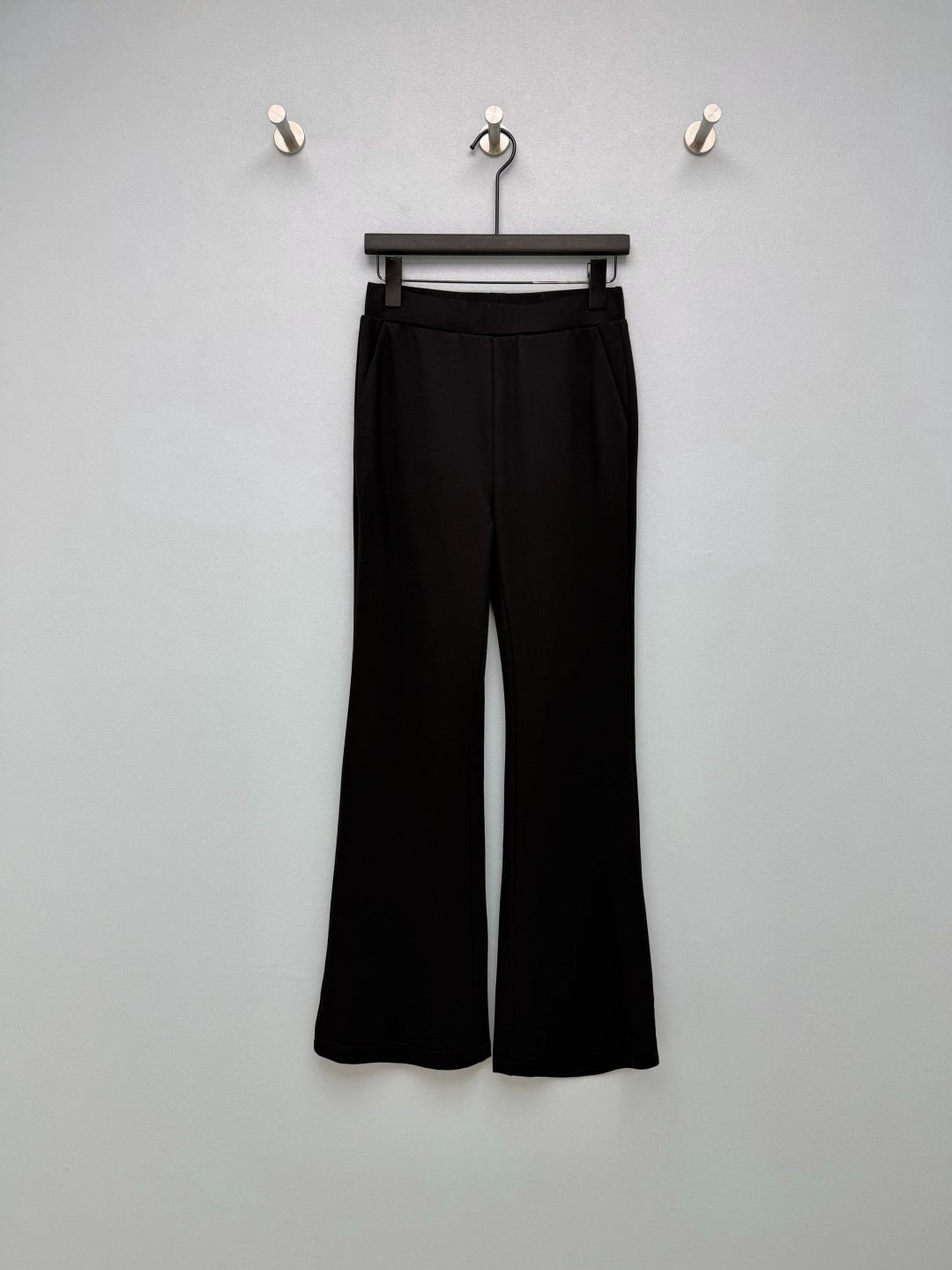 NO:783126,chan*l 26 new embroidered back pocket bootcut pants. The lace embroidered double C logo on the back waist pocket is exquisite and recognizable, breaking the dull feeling of black pants, low-key and not exaggerated!  High-elastic knitted fabric, with a great drape, and a matte high-end texture, which is not easy to wrinkle after long-term wear~ The high-waisted and slightly flared pants directly maximize the proportion of the legs!  The trouser legs spread naturally from the knees, perfectly modifying the O-shaped legs, thick calves and fake hip width. Sisters with pear-shaped figures close their eyes and easily wear cartoon legs ~ If you want to wear an elegant and slimming feeling, these micro-flared pants must be locked!  Low-key double C embroidery details, exquisite and noble. Monochrome size 3 SML R, Chanel-clothing, chanel, chanel,19860909chan*l 26新款后口袋刺绣微喇裤 后腰口袋的蕾丝刺绣双C标识,精致又有辨识度,打破了黑色裤子的沉闷感,低调又不浮夸！高弹针织面料,垂坠感超棒,自带哑光高级质感,久穿不易皱~ 高腰微喇裤型,直接把腿部比例拉到极致！裤管从膝盖处自然散开,完美修饰O型腿、小腿粗和假胯宽,梨形身材姐妹闭眼冲,轻松穿出漫画腿~ 想穿出优雅又显瘦的感觉,这条微喇裤必须锁死！低调的双C刺绣细节,精致又显贵 单色3码SML R,香奈儿-服装,chanel,chanel,,Women's clothing