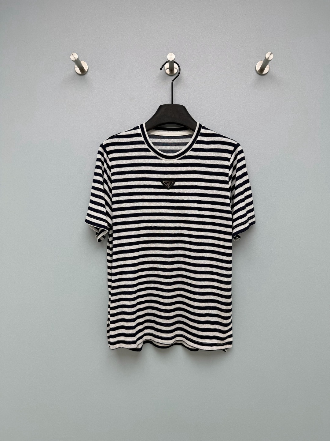 NO:783088,Prad*26 new navy style striped short-sleeved T-shirt. The triangular metal logo on the chest is low-key and recognizable, and the texture is directly inspiring!  The classic striped design is retro and eye-catching, breaking the boring feeling of the basic model, and has a retro college style~ Round neck + slightly loose fit, the upper body has a relaxed and high-end feel, not tight or bloated; the length is moderate, and small sisters can easily control it. It can be easily created with high-waisted bottoms to create a 37-point figure~ If you want to wear refreshing and high-end clothes in summer, this short-sleeved shirt must be locked!  Both red and white/black and white are super versatile, and the retro college style is perfect ~ 2 colors and 3 sizes SML R, Prada-clothing, prada, prada, T-shirt, tees, t-shirt,19860909Prad*26新款海军风条纹短袖T恤 胸前的三角金属徽标,低调又有辨识度,质感直接封神！经典的条纹设计,复古又耐看,打破了基础款的沉闷感,自带复古学院风气质~ 圆领+合身微宽松版型,上身自带松弛高级感,不紧绷不臃肿；衣长适中,小个子姐妹也能轻松驾驭,搭配高腰下装轻松打造三七分身材~夏天想穿得清爽又高级,这件短袖必须锁死！红白/黑白两色都超百搭,复古学院风直接拉满~ 2色3码SML R,普拉达-服装,prada,prada,T-shirt,tees，t-shirt,,Women's clothing