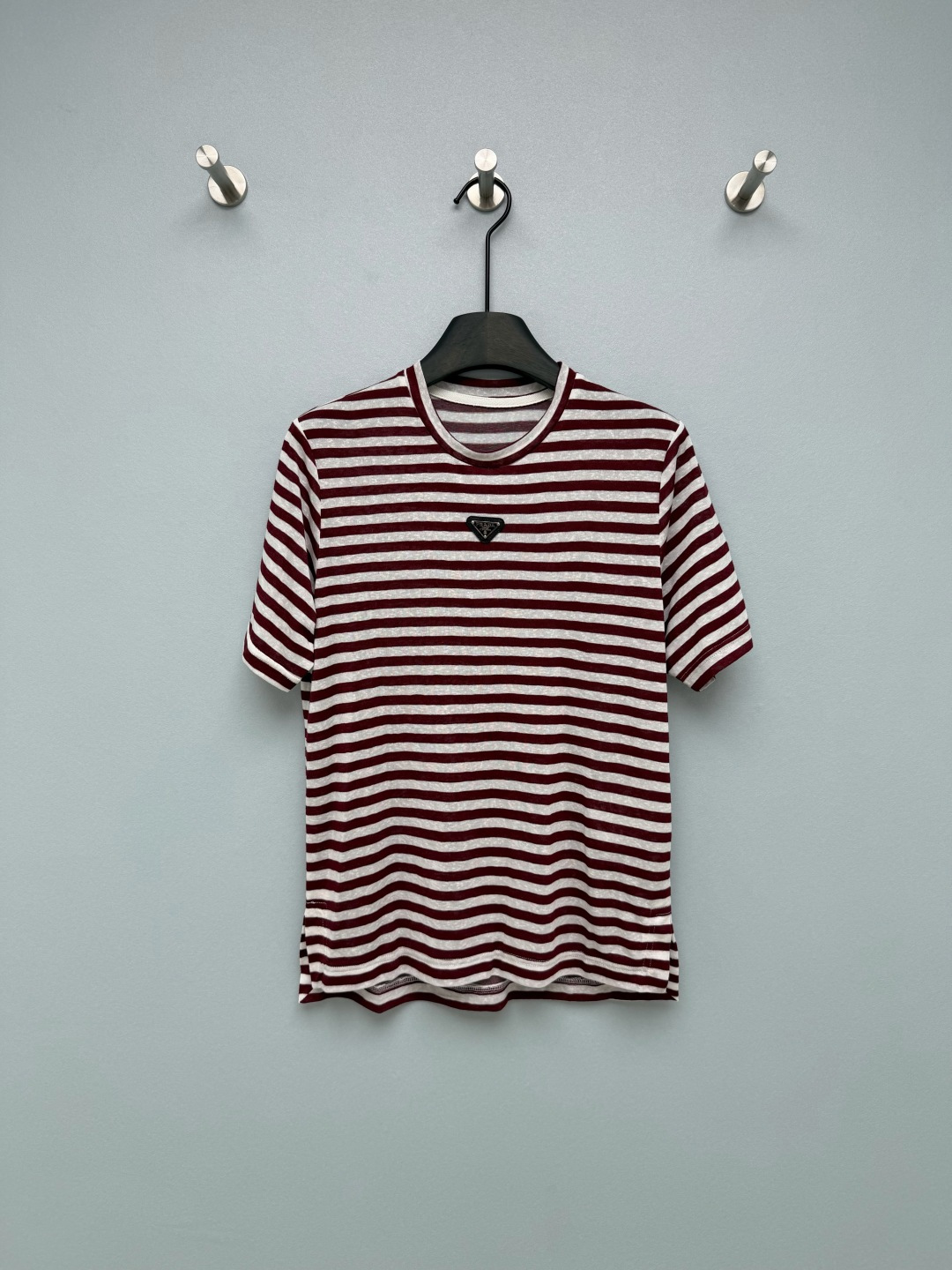 NO:783098,Prad*26 new navy style striped short-sleeved T-shirt. The triangular metal logo on the chest is low-key and recognizable, and the texture is directly inspiring!  The classic striped design is retro and eye-catching, breaking the boring feeling of the basic model, and has a retro college style~ Round neck + slightly loose fit, the upper body has a relaxed and high-end feel, not tight or bloated; the length is moderate, and small sisters can easily control it. It can be easily created with high-waisted bottoms to create a 37-point figure~ If you want to wear refreshing and high-end clothes in summer, this short-sleeved shirt must be locked!  Both red and white/black and white are super versatile, and the retro college style is perfect ~ 2 colors and 3 sizes SML R, Prada-clothing, prada, prada, T-shirt, tees, t-shirt,19860909Prad*26新款海军风条纹短袖T恤 胸前的三角金属徽标,低调又有辨识度,质感直接封神！经典的条纹设计,复古又耐看,打破了基础款的沉闷感,自带复古学院风气质~ 圆领+合身微宽松版型,上身自带松弛高级感,不紧绷不臃肿；衣长适中,小个子姐妹也能轻松驾驭,搭配高腰下装轻松打造三七分身材~夏天想穿得清爽又高级,这件短袖必须锁死！红白/黑白两色都超百搭,复古学院风直接拉满~ 2色3码SML R,普拉达-服装,prada,prada,T-shirt,tees，t-shirt,,Women's clothing