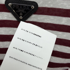 🔥🔥Prad*26新款海军风条纹短袖T恤胸前的三角金属徽标,低调又有辨识度,质感直接封神!经典的条纹设计 🔥🔥Prad*26新款海军风条纹短袖T恤胸前的三角金属徽标,低调又有辨识度,质感直接封神!经典的条纹设计
