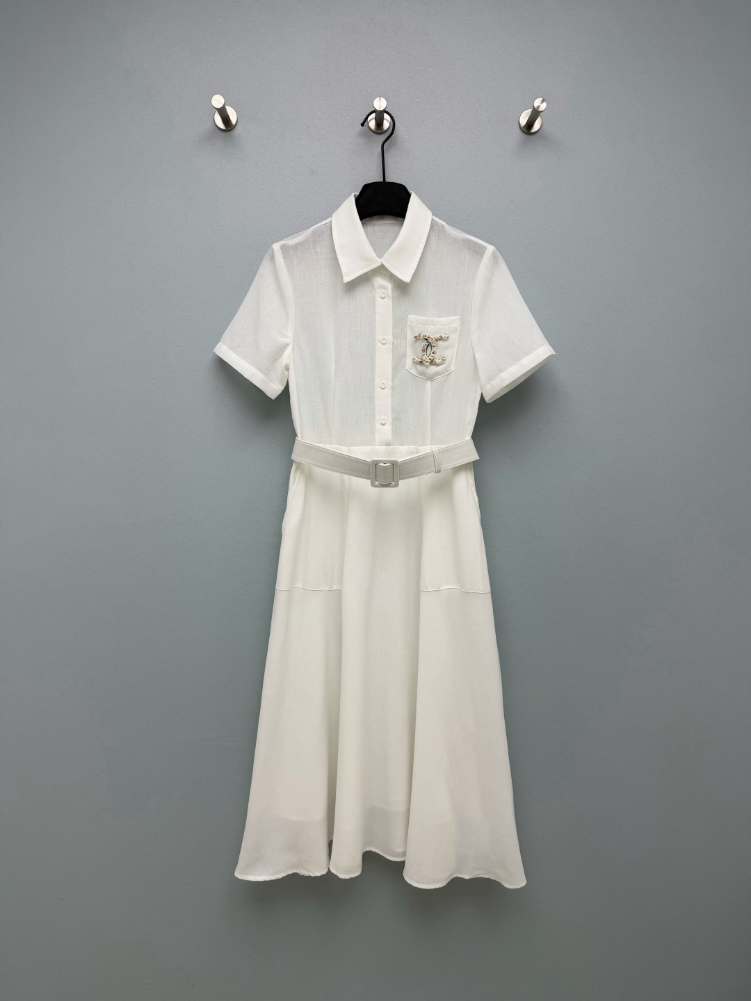 NO:783108,chan*l 26 new lapel short-sleeved waist shirt dress. The pearl + metal woven double C logo on the pocket is exquisite and recognizable, breaking the monotony of the white dress, low-key and not exaggerated!  The matching belt comes with its own square buckle, with exquisite details and a stunning texture!  The shirt lapel + single-breasted button design brings a smart and intellectual temperament; the high-waist belt cinches the waist + A-line mid-length skirt version. If you want to dress elegantly and look slim in summer, this white moonlight shirt dress must be locked up!  The double C logo on the pocket is full of details, gentle and noble. Monochrome size 3 SML R, Chanel-clothing, chanel, chanel, skirts, shirts, T-shirt,19860909chan*l 26新款翻领短袖收腰衬衫裙 口袋处的珍珠+金属编织双C标识,精致又有辨识度,打破了白裙的单调感,低调又不浮夸！配套腰带自带方形扣,细节精致,质感直接封神！衬衫翻领+单排扣设计,自带干练知性气质；高腰腰带收腰+A字中长裙版型,夏天想穿得优雅又显瘦,这件白 月光衬衫裙必须锁死！口袋处的双C标识细节拉满,温柔又显贵 单色3码SML R,香奈儿-服装,chanel,chanel,skirts,shirts,T-shirt,,Women's clothing