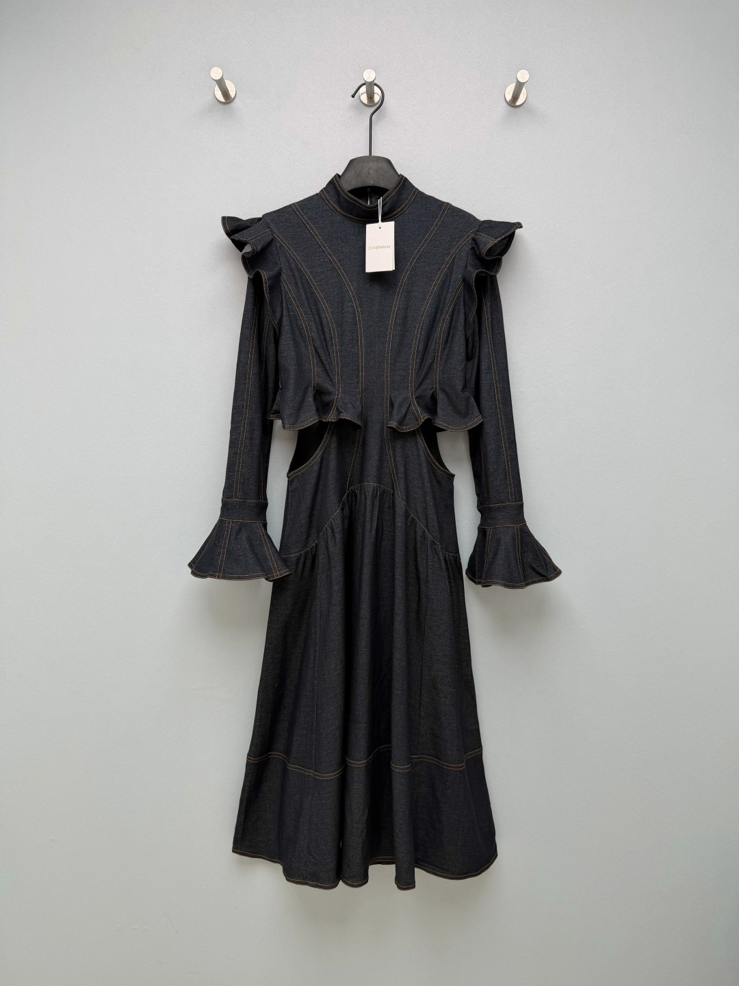 NO:783513,ZIMMERMAN*26 new retro denim waistless long skirt, dark indigo denim base color + contrasting stitching, classic and retro yet exquisite; the fabric has a strong drape, is not easy to wrinkle, and has a full texture.  The upper body has a stand-up collar and flying sleeves, giving it an elegant aura; the bell cuffs are soft, and the vertical top-stitching lines easily elongate the body shape, making you look taller and slimmer. The hollow design on both sides of the waist creates a charming waistline, which is sexy but not exaggerated; the ruffled stitching on the waist optimizes the proportions and hides the flesh.  , fat sisters can also rush with confidence. The mid-length skirt with an A-line hem and a large hem is elegant and flexible when walking, with aura and gentleness coexisting. The color matching has a high-end texture, which perfectly combines retro and sexy~Single color size 4 SMLXL, Zimmerman-clothing, skirts,19860909ZIMMERMAN*26新款复古牛仔露腰长裙 深靛蓝牛仔底色+撞色车线,经典复古又显精致；面料垂坠感强,不易起皱,质感拉满. 上半身立领飞袖造型,自带优雅气场；喇叭袖口柔美加分,竖向明线分割轻松拉长身形,显高显瘦.腰部两侧镂空设计,打造迷人腰线,性感又不浮夸；腰部荷叶边拼接,优化比例还能藏肉,微胖姐妹也能放心冲.裙摆A字大摆中长裙,行走时飘逸灵动,气场与温柔并存.配色自带高级质感,把复古与性感拿捏得死死的～单色4码SMLXL,兹默曼-服装,skirts,,Women's clothing