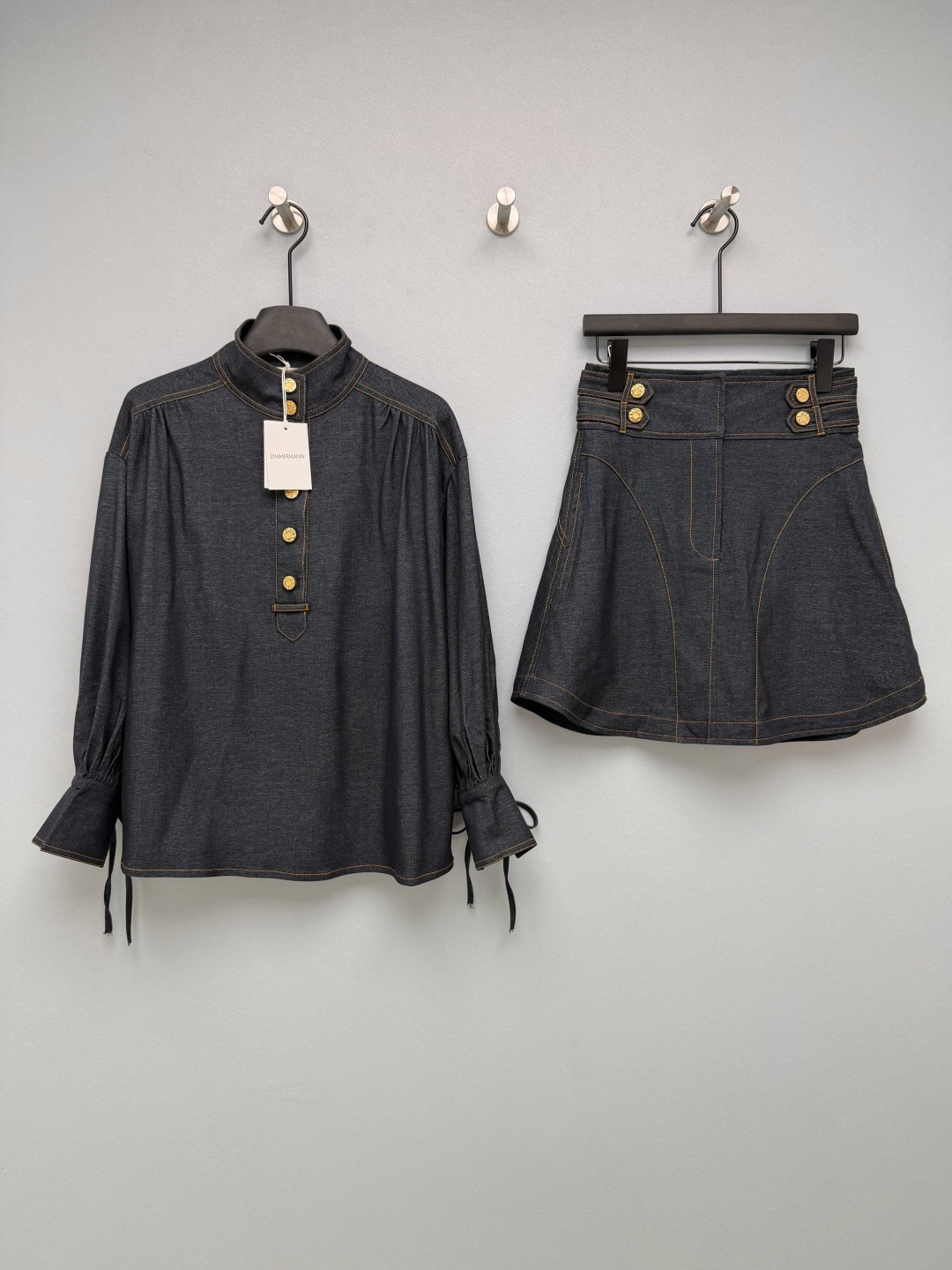 NO:783520,ZIMMERMAN*26 new retro denim suit, top and skirt combination  Dark indigo denim base color + bright yellow contrasting stitching, with retro gold buttons, classic and retro yet sophisticated, full of details and full texture. The top has a stand-up collar and half placket design, with a retro military style; loose shoulder sleeves + tied cuffs  The strap design is laid-back and casual yet hides your body, and the loose fit is very tolerant to your figure. The skirt has an ultra-high-waisted A-line version, and the double-row gold buckle design at the waist can easily raise the waistline; the curved dividing line tailoring optimizes the crotch line, and the A-line skirt modifies the leg shape!  Sweet and sassy, ​​perfect for daily dates~Single color size 4 SMLXL, Zimmerman-clothing, skirts,19860909ZIMMERMAN*26新款复古牛仔套装 上衣短裙的组合 深靛蓝牛仔底色+明黄色撞色车线,搭配复古金色纽扣,经典复古又显精致,细节感满满,质感拉满.上衣立领半开襟设计,自带复古军旅风；宽松落肩袖型+袖口绑带设计,慵懒随性又藏肉,宽松版型对身材包容度超高.半裙超高腰A字版型,腰头双排金扣设计,轻松拉高腰线；弧形分割线剪裁优化胯部线条,A字裙摆修饰腿型！又甜又飒,日常约会穿都超合适～单色4码SMLXL,兹默曼-服装,skirts,,Women's clothing