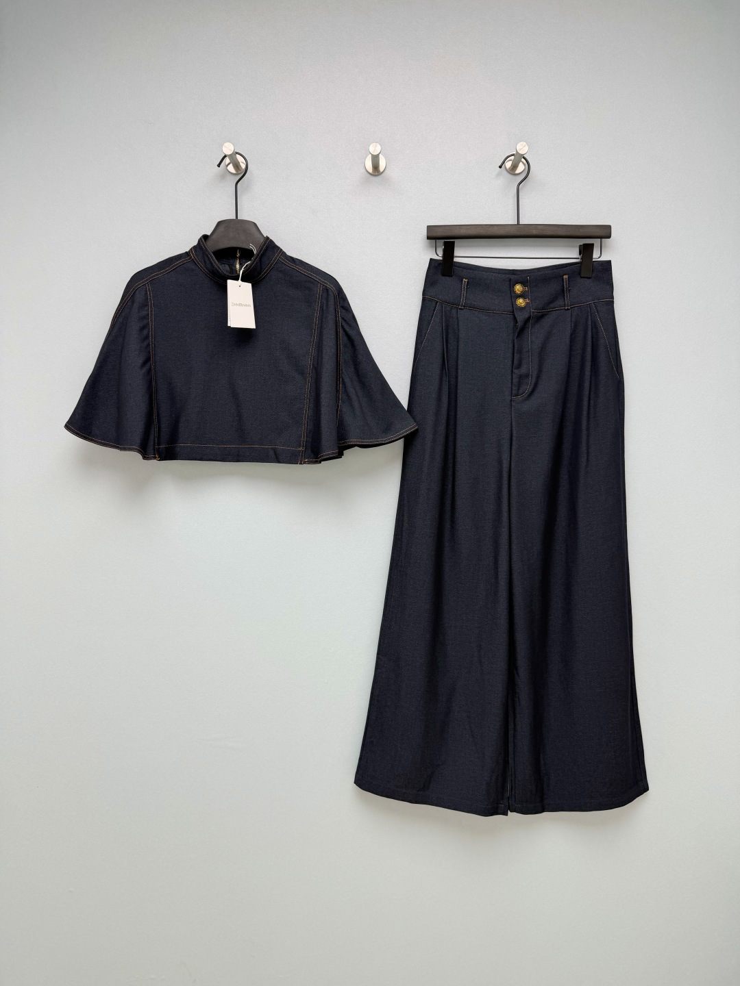 NO:783536,ZIMMERMAN*26 new retro denim suit, cape top, wide-leg trousers combination  The dark indigo denim base color + contrasting stitching is classic and retro yet exquisite; the fabric has a strong drape, is not easy to wrinkle, and has a full texture. The stand-up collar of the top + cape-style short design breaks the dullness of conventional denim items and brings an elegant aura; the short version optimizes body proportions, raises the waistline, and makes you look taller  It looks slimming; zipper opening and closing at the back makes it easy to put on and take off. The trousers are super high-waisted and have three rows of gold buckles, which raise the waistline and optimize the proportion of the legs; the wide-leg trouser leg version hides the flesh and modifies the leg shape, which is very friendly to the pear-shaped body; the trousers have a natural drape, giving you a chic aura when walking. New Chinese style commuting jersey  Solid color code 4 SMLXL, Zimmerman-clothing,19860909ZIMMERMAN*26新款复古牛仔套装 斗篷上衣阔腿长裤的组合 深靛蓝牛仔底色+撞色车线,经典复古又显精致；面料垂坠感强,不易起皱,质感拉满.上衣立领+斗篷式短款设计,打破常规牛仔单品的沉闷,自带优雅气场；短款版型优化身材比例,拉高腰线,显高显瘦；背后拉链开合,穿脱方便.裤装超高腰+三排金扣设计,拉高腰线,优化双腿比例；阔腿裤腿版型,藏肉修饰腿型,对梨形身材非常友好；裤身有自然垂坠感,走路自带潇洒气场.新中式通勤战袍 单色4码SMLXL,兹默曼-服装,,Women's clothing