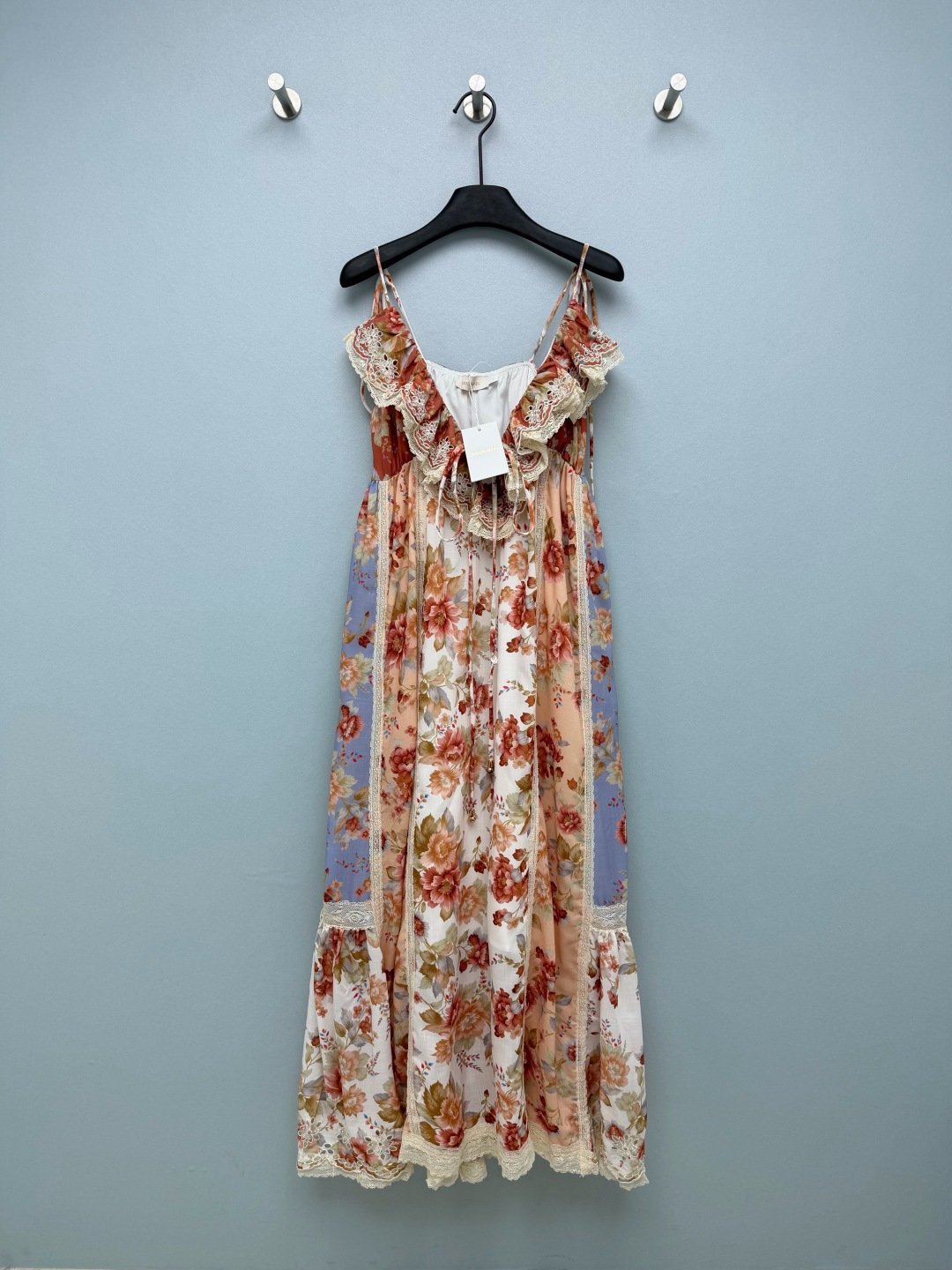 NO:783549,ZIMMERMAN*26 new resort-style floral suspender long skirt with warm orange pink + light blue contrasting print, retro and white, even sisters with yellow skin can rest assured!  The loose A-line hem is super friendly to fat figures and is perfect for hiding fat. The drawstring at the waist can be freely tightened, making it casual and slimming. The lace stitching on the neckline/skirt is a plus!  Delicate but not exaggerated, the ruffled skirt is flowing and elegant when walking, and the atmosphere is directly filled. I was hit hard by this retro floral suspender dress!  The color matching is gentle to the core, it is really a must-have item for spring and summer vacation~Single color size 4 SMLXL, Zimmerman-clothing, skirts,19860909ZIMMERMAN*26新款度假风碎花吊带长裙暖橘粉+浅蓝撞色印花,复古又显白,黄皮姐妹也能放心冲！宽松A字大摆,对微胖身材超友好,藏肉一绝；腰部抽绳可自由收腰,随性又显瘦.领口/裙摆的蕾丝拼接太加分！精致又不浮夸,行走时荷叶边裙摆飘逸,氛围感直接拉满.被这件复古碎花吊带长裙狠狠戳中！温柔到骨子里的配色,真的是春夏度假必备单品～单色4码SMLXL,兹默曼-服装,skirts,,Women's clothing