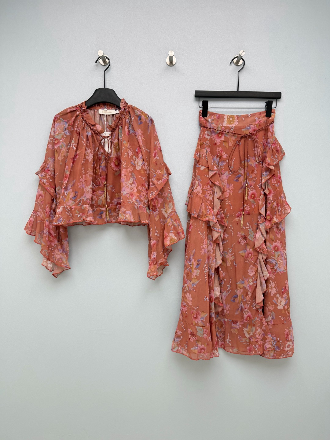 NO:783554,ZIMMERMAN*26 new retro orange-red floral chiffon suit, a combination of short lace-up blouse + slit ruffled skirt, warm brick red background + pink and purple floral print, retro and high-end, yellow-skinned sisters close their eyes!  The short lace-up V-neck on the top optimizes the proportions to show off the length of the legs; the ruffled cuffs are exquisite and soft, and the slightly transparent chiffon fabric has a hazy fairy atmosphere. The high-waist design of the skirt + side slits elongates the leg line; the multi-layered ruffle stitching makes it elegant and flexible when walking, and can also hide the flesh quietly. The woven belt + lace decoration on the waist tightens the waist while adding a sense of design, and the irregular skirt is super layered. Gentle and white.  Solid color size 4 SMLXL, Zimmerman-clothing, skirts,19860909ZIMMERMAN*26新款复古橘红碎花雪纺套装 短款系带罩衫+开叉荷叶边半身裙的组合暖调砖红底色+粉紫花卉印花,复古又高级,黄皮姐妹闭眼冲！上衣短款系带V领,优化比例超显腿长；荷叶边袖口精致柔美,微透雪纺面料,自带朦胧仙气.半裙高腰设计+侧边开叉,拉长腿部线条；多层荷叶边拼接,行走时飘逸灵动,还能悄悄藏肉.腰部编织腰带+系带装饰,收腰同时增加设计感,不规则裙摆超有层次感.温柔又显白 单色4码SMLXL,兹默曼-服装,skirts,,Women's clothing