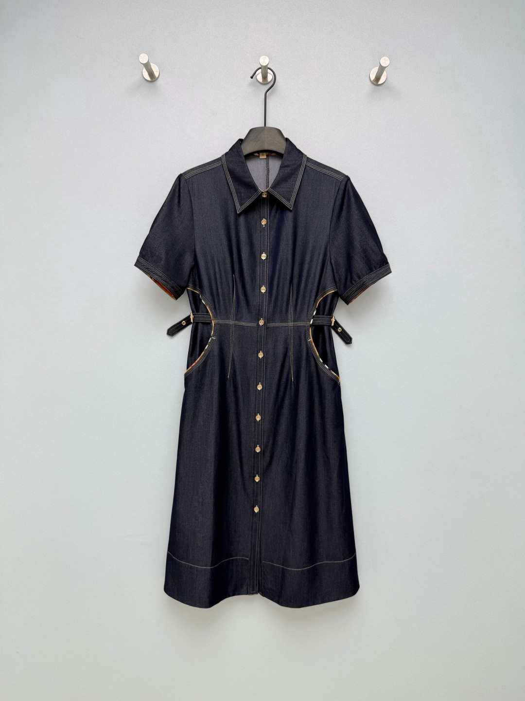 NO:783481,Burber*y26's new navy blue Tencel denim girdle shirt dress. The classic design of shirt collar + short sleeves brings a smart aura; the best thing is the adjustable girdle at the waist!  It can accurately pinch out the waist, hide the flesh of the waist, abdomen and crotch, and instantly optimize the body proportions. Sisters with pear-shaped figures can just close their eyes and rush!  The open-stitched edge + metal buckle design has a high-end texture; the classic plaid contrasting color is hidden on the edges of the pockets and girdle, which is low-key and recognizable. It completely looks like a big-name one, noble and unobtrusive~ Just copy the outfit for lazy people!  The design has a sense of elegance, and it is completely unattractive for daily wear~Single color size 5 SMLXLXXL, Burberry-clothing, burberry, skirts, shirts, T-shirt,19860909Burber*y26新款藏蓝天丝牛仔腰封款衬衫裙 衬衫领+短袖的经典设计,自带干练气场；最绝的是腰部的可调节腰封！既能精准掐出小蛮腰,又能藏住腰腹和胯部的肉肉,瞬间优化身材比例,梨形身材姐妹直接闭眼冲！明线锁边+金属扣设计,质感高级；口袋和腰封边缘暗藏经典格纹撞色,低调又有辨识度,完全就是大牌平替既视感,显贵又不张扬~ 懒人穿搭直接抄作业！自带贵气感的设计,日常穿完全不挑人~ 单色5码SMLXLXXL,博柏利-服装,burberry,skirts,shirts,T-shirt,,Women's clothing