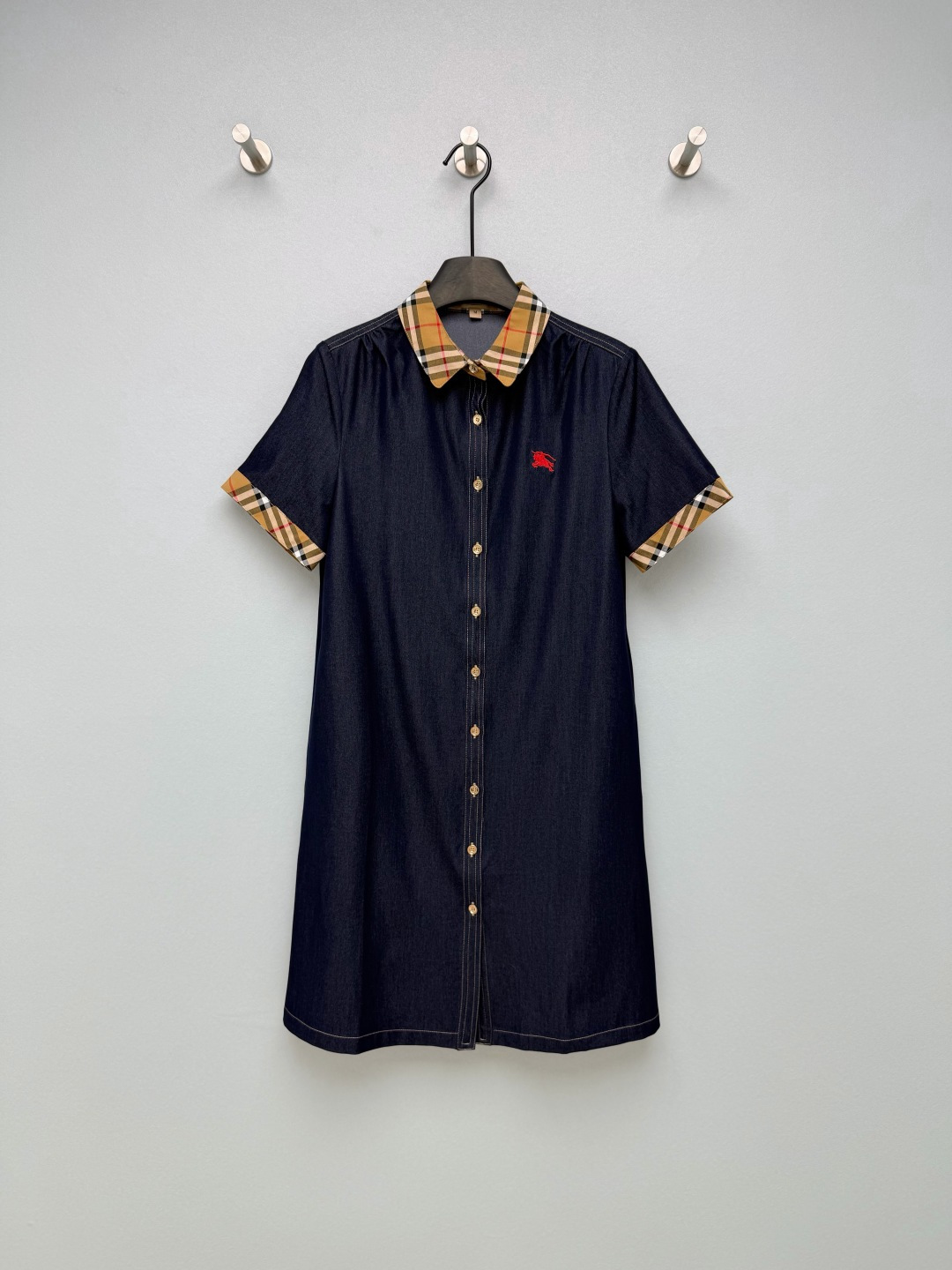 NO:783472,Burber*y26 new navy blue Tencel denim short-sleeved dress. The neckline and cuffs are spliced with Vintage plaid. It is matched with the red war horse embroidery on the chest. It is low-key and recognizable. The topstitching is neat and delicate, and the texture is directly full.  The straight H-shaped silhouette is very tolerant to all body shapes, and can hide the fleshy waist and hip width well; the shirt collar + single-breasted design is neat and capable, suitable for the workplace and casual for daily wear, one piece can unlock multiple styles!  The soft and breathable Tencel denim fabric is not sweaty at all when worn in summer, and the drape is great!  Wearing loafers to work will make you an elite commuter, wearing white shoes on weekends will give you a sense of leisure and relaxation, and lazy people will just copy the style for their homework!  The design has a sense of nobility, and it is completely unattractive for daily wear ~ Monochrome size 5 SMLXLXXL, Burberry-clothing, burberry, loafers, skirts, shirts, T-shirt,19860909Burber*y26新款藏蓝天丝牛仔短袖连衣裙 领口与袖口 Vintage格纹拼接,搭配胸前的红色战马刺绣,低调又有辨识度,明线走线工整精致,质感直接拉满 直筒H型廓形,对各种身材都超包容,腰腹肉肉和胯宽都能藏得好好的；衬衫领+单排扣设计,利落又干练,职场穿得体,日常穿休闲,一件解锁多种风格！柔软透气的天丝牛仔面料,夏天穿完全不闷汗,垂坠感也超棒！上班搭乐福鞋是通勤精英,周末搭小白鞋就是休闲松弛感,懒人穿搭直接抄作业！自带贵气感的设计,日常穿完全不挑人~ 单色5码SMLXLXXL,博柏利-服装,burberry,loafers,skirts,shirts,T-shirt,,Women's clothing