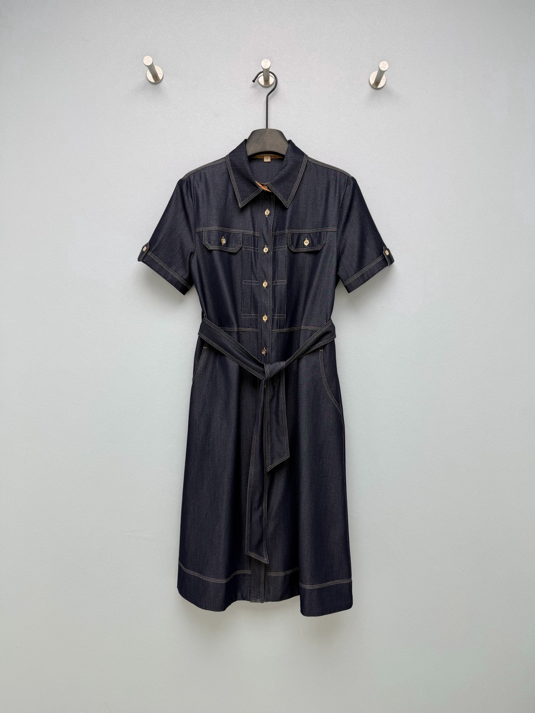 NO:783466,Burber*y26 new navy blue tencel denim shirt dress  Classic shirt collar + short-sleeved design, with a sophisticated temperament for commuting; symmetrical pockets on the chest + customized metal button decoration, incorporating workwear-style details to increase the sense of design; the waist belt of the same color can be freely adjusted, accurately slimming the waist, and optimizing body proportions  , suitable for a variety of body shapes. The body adopts open-stitch hemming technology, which makes the texture full; the cuff button design can finely adjust the sleeve width, and the plaid stitching details on the inside of the collar enhance the sophistication; the mid-length A-line skirt covers the flesh and looks neat. 1. Perfect for commuting and leisure.  It’s also amazing. Single color size 5 SMLXLXXLB, Burberry-clothing, burberry, skirts, shirts, T-shirt,19860909Burber*y26新款藏蓝天丝牛仔衬衫连衣裙 经典衬衫领+短袖设计,自带通勤干练气质；胸前对称口袋+定制金属纽扣装饰,融入工装风细节,增加设计感；腰部同色系腰带可自由调节,精准收腰显瘦,优化身材比例,适配多种身形.衣身采用明线锁边工艺,质感拉满；袖口纽扣设计可微调袖宽,领口内侧格纹拼接细节,提升精致度；中长款A字裙摆,遮肉又显利落1.通勤休闲两不误 也太绝了 单色5码SMLXLXXLB,博柏利-服装,burberry,skirts,shirts,T-shirt,,Women's clothing