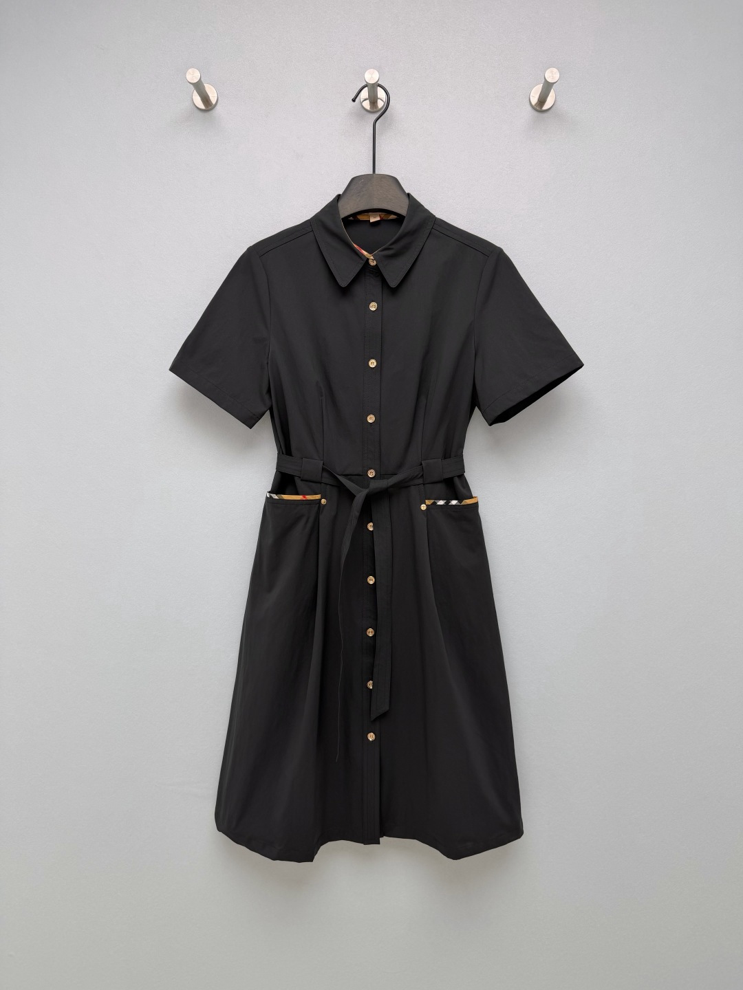 NO:783497,Burber*y26's new short-sleeved belt dress has a classic design of shirt collar + short sleeves, with a smart aura; the waist strap design can be adjusted freely to easily create a slim waist, and the A-line skirt can also hide the flesh on the crotch and legs. Sisters with pear-shaped figures can just close their eyes and rush!  Top-stitched seam + metal buckle design, high-end texture; hidden classic plaid contrasting color on the edge of the pocket, low-key and recognizable, noble and unobtrusive ~ 3 colors and 5 sizes SMLXLXXL, Burberry - clothing, burberry, skirts, shirts, T-shirt,19860909Burber*y26新款短袖腰带连衣裙 衬衫领+短袖的经典设计,自带干练气场；腰部系带设计可自由调节,轻松掐出小蛮腰,A字裙摆还能藏住胯部和腿上的肉肉,梨形身材姐妹直接闭眼冲！明线锁边+金属扣设计,质感高级；口袋边缘暗藏经典格纹撞色,低调又有辨识度,显贵又不张扬~ 3色5码SMLXLXXL,博柏利-服装,burberry,skirts,shirts,T-shirt,,Women's clothing
