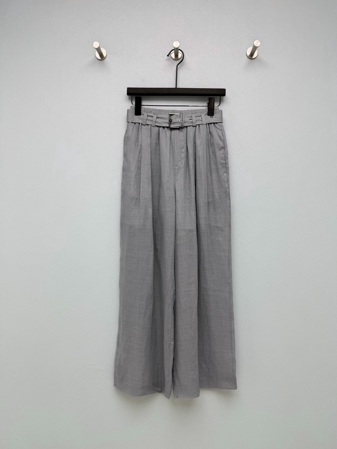 NO:783440,Brun*llo Cucinelli BC26 new linen wide-leg pants  The ultra-high waist design + drapey wide-leg pants visually lengthen the proportions of the legs and easily create the effect of 'all legs below the breasts'; the loose pants legs are extremely tolerant to various leg shapes, perfectly hiding thigh fat and false hip width, and giving a sense of elegance when walking.  The waistband is equipped with BC's iconic metal square buckle belt, which is not only for decoration, but also can accurately adjust the waistline and improve the overall sophistication; the linen blended fabric retains the natural properties of linen's breathability and sweat absorption, and has a high-end texture; summer life-saving pants!  I can wear these linen wide-leg pants all summer. Available in two colors: high-end gray + retro red, with a relaxed and high-end feel. 2 colors and 3 sizes SML, women's clothing, brunello cucinelli,19860909Brun*llo Cucinelli BC26新款亚麻阔腿裤 超高腰设计+垂坠阔腿裤型,视觉上拉长腿部比例,轻松穿出“胸以下全是腿”的效果；宽松裤管对各种腿型包容性极强,完美藏住大腿赘肉和假胯宽,行走间自带飘逸感.腰头配备BC标志性的金属方扣腰带,不仅是装饰,更能精准调节腰围,提升整体精致度；亚麻混纺面料,保留亚麻透气吸汗的天然特性,自带高级的肌理感；夏日续命神裤！这条亚麻阔腿裤我能穿一夏 高级灰+复古红两色可选,自带松弛高级感 2色3码SML,女装,brunello cucinelli,,Women's clothing