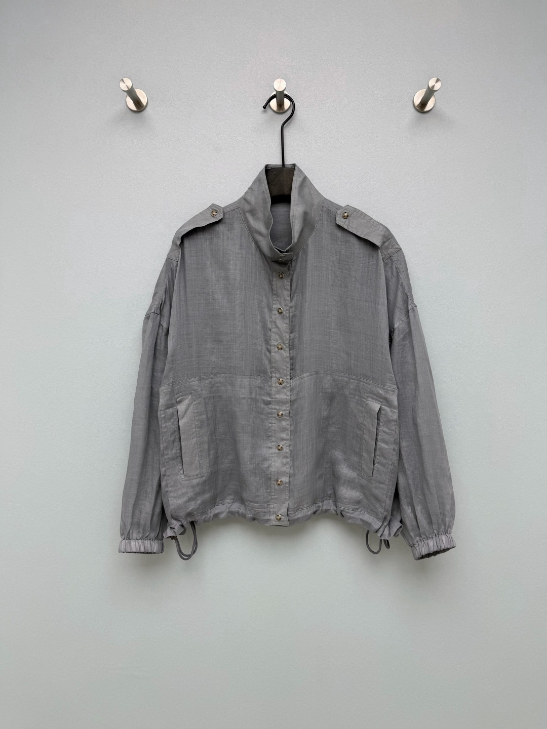 NO:783447,Brun*llo Cucinelli BC26 new linen loose jacket has a high stand collar + dropped shoulder sleeve design, epaulette + open-breasted button design, full of workwear feel; metal drawstring buckle with brand logo, the texture is directly stunning!  Ramie fabric is breathable and sweat-absorbent. It is refreshing and not sweaty when worn in summer. It has a high-grade texture, has a great drape and is not easy to wrinkle~ If you want to wear refreshing and stylish clothes in summer, this ramie work jacket is a must-have!  High-end gray + retro red are available in two colors, with a relaxed and high-end feel. 2 colors and 3 sizes SML, women's clothing, brunello cucinelli, jackets & coats,19860909Brun*llo Cucinelli BC26新款亚麻宽松外套 高立领+落肩袖设计,肩章+明排扣设计,工装感拉满；带品牌标识的金属抽绳扣,质感直接封神！苎麻面料透气吸汗,夏天穿清爽不闷汗,自带高级肌理感,垂坠感超棒还不易皱~ 夏天想穿得清爽又有格调,这件苎麻工装外套必须安排上！高级灰+复古红两色可选,自带松弛高级感 2色3码SML,女装,brunello cucinelli,jackets & coats,,Women's clothing