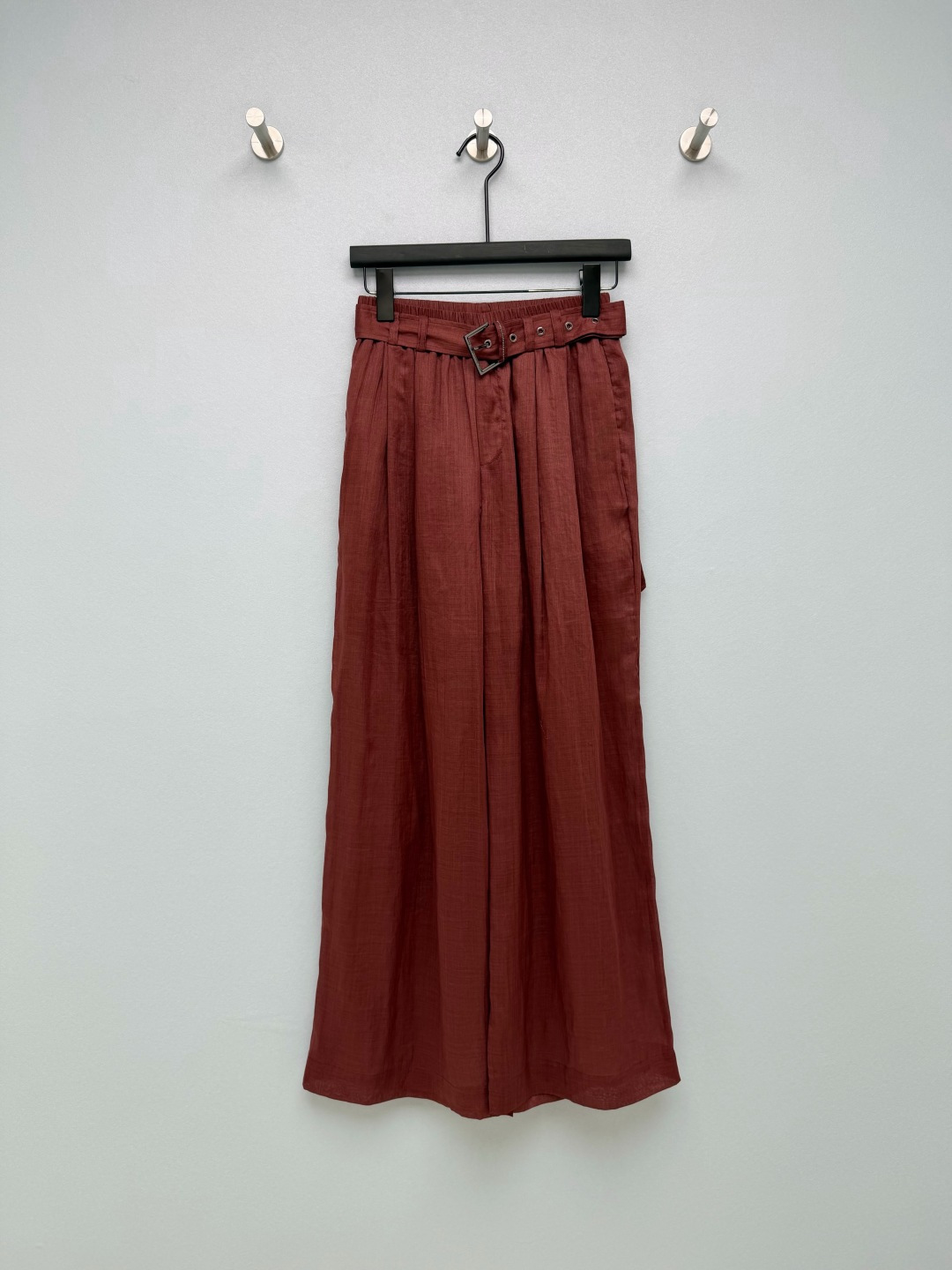 NO:783455,Brun*llo Cucinelli BC26 new linen wide-leg pants  The ultra-high waist design + drapey wide-leg pants visually lengthen the proportions of the legs and easily create the effect of 'all legs below the breasts'; the loose pants legs are extremely tolerant to various leg shapes, perfectly hiding thigh fat and false hip width, and giving a sense of elegance when walking.  The waistband is equipped with BC's iconic metal square buckle belt, which is not only for decoration, but also can accurately adjust the waistline and improve the overall sophistication; the linen blended fabric retains the natural properties of linen's breathability and sweat absorption, and has a high-end texture; summer life-saving pants!  I can wear these linen wide-leg pants all summer. Available in two colors: high-end gray + retro red, with a relaxed and high-end feel. 2 colors and 3 sizes SML, women's clothing, brunello cucinelli,19860909Brun*llo Cucinelli BC26新款亚麻阔腿裤 超高腰设计+垂坠阔腿裤型,视觉上拉长腿部比例,轻松穿出“胸以下全是腿”的效果；宽松裤管对各种腿型包容性极强,完美藏住大腿赘肉和假胯宽,行走间自带飘逸感.腰头配备BC标志性的金属方扣腰带,不仅是装饰,更能精准调节腰围,提升整体精致度；亚麻混纺面料,保留亚麻透气吸汗的天然特性,自带高级的肌理感；夏日续命神裤！这条亚麻阔腿裤我能穿一夏 高级灰+复古红两色可选,自带松弛高级感 2色3码SML,女装,brunello cucinelli,,Women's clothing