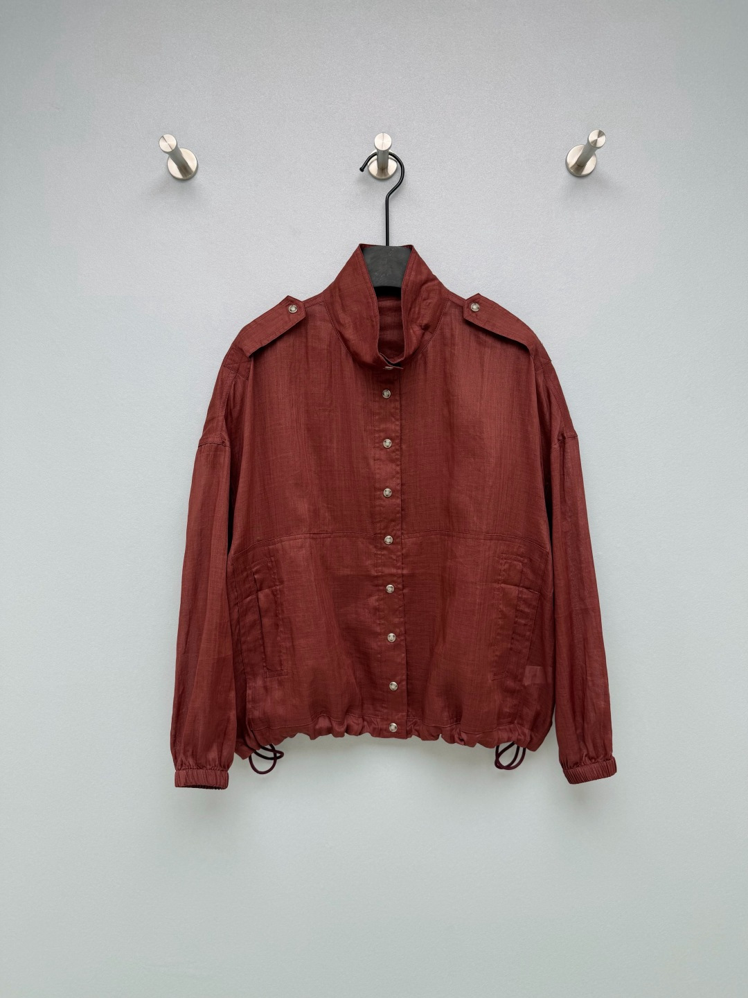 NO:783462,Brun*llo Cucinelli BC26 new linen loose jacket has a high stand collar + dropped shoulder sleeve design, epaulette + open-breasted button design, full of workwear feel; metal drawstring buckle with brand logo, the texture is directly stunning!  Ramie fabric is breathable and sweat-absorbent. It is refreshing and not sweaty when worn in summer. It has a high-grade texture, has a great drape and is not easy to wrinkle~ If you want to wear refreshing and stylish clothes in summer, this ramie work jacket is a must-have!  High-end gray + retro red are available in two colors, with a relaxed and high-end feel. 2 colors and 3 sizes SML, women's clothing, brunello cucinelli, jackets & coats,19860909Brun*llo Cucinelli BC26新款亚麻宽松外套 高立领+落肩袖设计,肩章+明排扣设计,工装感拉满；带品牌标识的金属抽绳扣,质感直接封神！苎麻面料透气吸汗,夏天穿清爽不闷汗,自带高级肌理感,垂坠感超棒还不易皱~ 夏天想穿得清爽又有格调,这件苎麻工装外套必须安排上！高级灰+复古红两色可选,自带松弛高级感 2色3码SML,女装,brunello cucinelli,jackets & coats,,Women's clothing