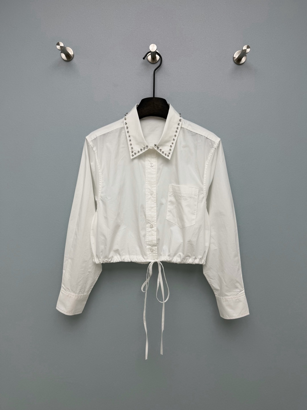 NO:783432,AleXander* wang 26 new style short hem drawstring shirt with rivets on the collar. The rivets on the collar are too irritating to me!  Exquisite and with a little personality, it breaks the dullness of the basic shirt; the brand embroidered logo on the chest pocket is low-key and recognizable, and the texture is directly full!  The short length + hem drawstring design can easily create a high-waisted waist effect, and can be worn by small people to create a 37-point figure!  The straight and slightly loose version is super friendly to all body shapes. The upper body has a sense of relaxation, not tight or bloated~ If you want to wear something stylish and slim in summer, this short shirt must be locked in!  Both white and blue are super versatile, sweet and cool girls can just close their eyes and rush. 2 colors and 3 sizes SML, Alexander Wang-clothing, alexander wang, shirts,19860909AleXander* wang 26新款领口铆钉短款下摆抽绳衬衫 领口的满钻铆钉也太戳我了！精致又带点小个性,打破了基础款衬衫的沉闷；胸前口袋的品牌刺绣标识,低调又有辨识度,质感直接拉满！短款衣长+下摆抽绳设计,轻松打造高腰露腰效果,小个子直接穿出三七分身材！直筒微宽松版型,对各种身材都超友好,上身自带松弛感,不紧绷不臃肿~ 夏天想穿得个性又显瘦,这件短款衬衫必须锁死！白/蓝两色都超百搭,甜酷女孩直接闭眼冲 2色3码SML,亚历山大王-服装,alexander wang,shirts,,Women's clothing