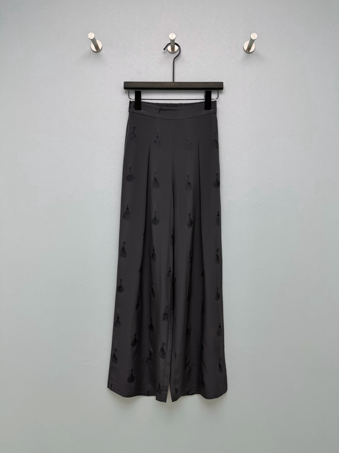 NO:783489,Herme*26 new embroidered tassel pattern silk wide-leg pants, silk version, high quality, low-key dark gray with advanced filter, exquisite tassel pattern embroidery all over the pants body, using the same color dark pattern technology, unobtrusive but full of details, looming under the light, low-key and recognizable. The semi-elastic design of the back waist takes into account comfort and shaping effect, and the ultra-high waist + drape wide-leg pants directly maximize the proportion of the legs!  The loose trousers perfectly hide the fat on the thighs and the width of the fake hips. Sisters with pear-shaped figures can close their eyes and walk with an elegant feeling. Who knows who wears it~ There are also shirts of the same color that can be matched with suits!  Pants solid color size 3 SML,Hermes-clothing,hermes,hermes,real silk,19860909Herme*26新款刺绣流苏图案真丝阔腿裤 真丝版本 高品质 低调的深灰色自带高级滤镜,裤身遍布精致的流苏图案刺绣,采用同色系暗纹工艺,不张扬却处处透着细节,在光线下若隐若现,低调又有辨识度.后腰半松紧设计,兼顾舒适度与塑形效果,超高腰+垂坠阔腿裤型,直接把腿部比例拉到极致！宽松裤管完美藏住大腿赘肉和假胯宽,梨形身材姐妹闭眼冲,走路带风的飘逸感谁穿谁知道~ 还有同色系衬衣可搭配套装 ！ 裤子 单色3码SML,爱马仕-服装,hermes,hermes,real silk,,Women's clothing