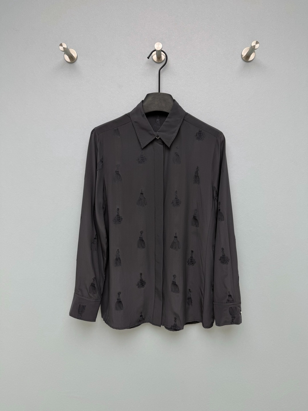 NO:783427,Herme*26 new embroidered tassel pattern silk shirt silk version high quality  The low-key dark gray comes with a high-end filter, and the body is covered with exquisite tassel pattern embroidery. It uses the same color dark pattern craftsmanship, which is unobtrusive but full of details. It is looming under the light, low-key and recognizable. The classic lapel + straight slightly loose version is neat and elegant, and is super friendly to all body types. The upper body has a sense of relaxation, not tight or bloated; the hidden placket design keeps the overall line clean and neat, low-key and exquisite. Distinguished ceiling!  Shirt solid color size 3 SML,Hermes-clothing,hermes,hermes,real silk,19860909Herme*26新款刺绣流苏图案真丝衬衣 真丝版本 高品质 低调的深灰色自带高级滤镜,衣身遍布精致的流苏图案刺绣,采用同色系暗纹工艺,不张扬却处处透着细节,在光线下若隐若现,低调又有辨识度.经典翻领+直筒微宽松版型,利落又优雅,对各种身材都超友好,上身自带松弛感,不紧绷不臃肿；隐藏式门襟设计,保持整体线条干净利落,低调又精致 显贵天花板！衬衣单色3码SML,爱马仕-服装,hermes,hermes,real silk,,Women's clothing