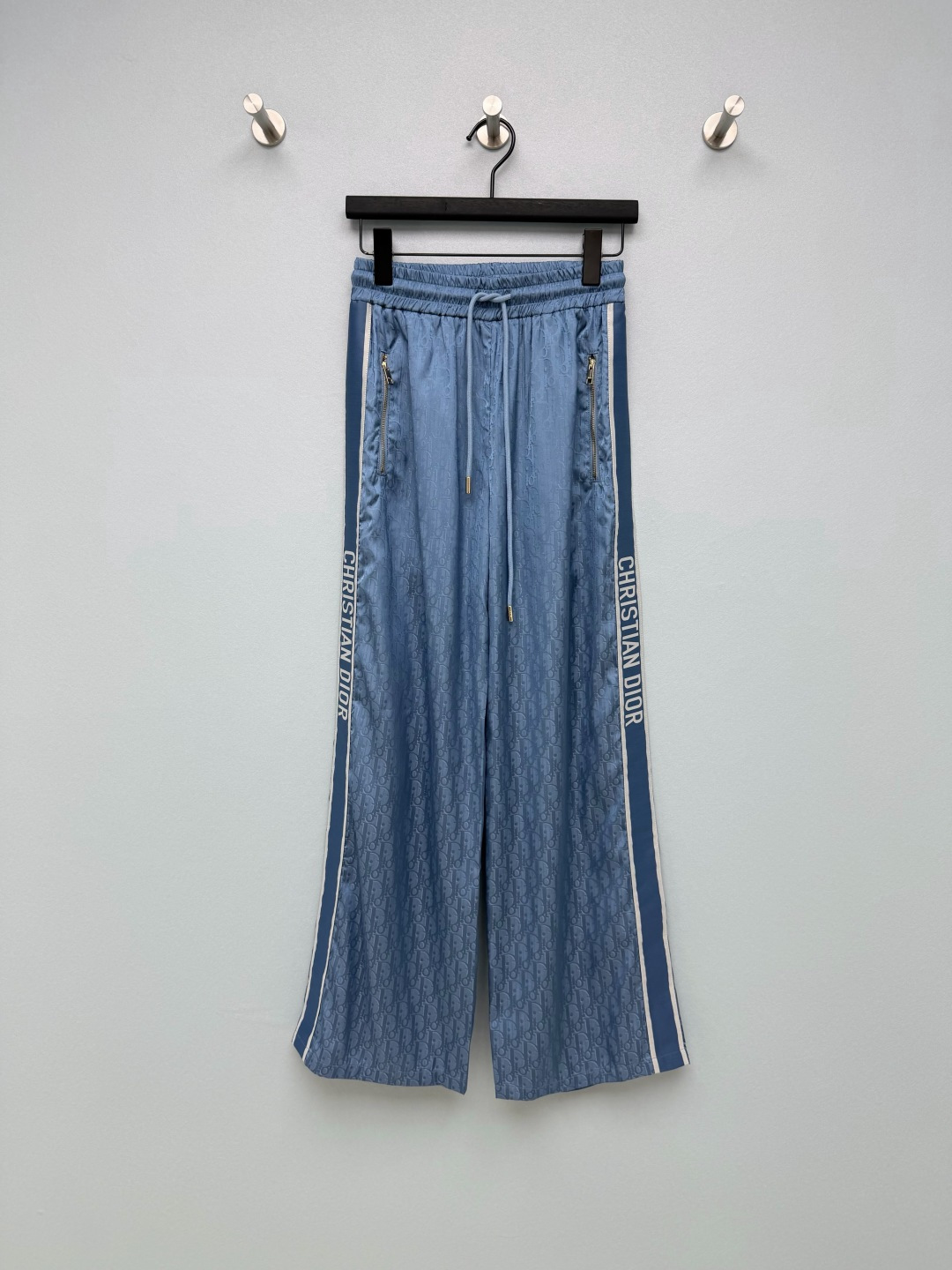 NO:784375,DIO*26 new wide-leg pants are fully printed with the brand's iconic Oblique presbyopic dark pattern, and are made of thin, satin-like nylon with a delicate luster, low-key and noble, and the details are ecstatic!  'CHRISTIAN' on the side of the pants  DIO*' letter web + white edge contrast design, with sporty vitality, while visually elongating the leg line, changing the proportion in seconds. The elastic waistband + metal drawstring, with invisible zipper pockets, take into account both comfort and practicality; the wide-leg version with a strong sense of drape, covering the crotch and hiding the flesh, is very friendly to the pear-shaped body, and the relaxed feeling when walking is directly filled up. It directly welds the relaxed and noble feeling of the 'rich daughter' on the body  2 colors and 3 codes SML, Dior-clothing, dior, dior, silk fabric,19860909DIO*26新款阔腿裤 裤身满印品牌标志性的Oblique老花暗纹,自带绸缎般的轻薄尼龙 细腻光泽,低调又显贵,细节控狂喜！ 裤侧的“CHRISTIAN DIO*”字母织带+白边撞色设计,自带运动风活力,同时视觉上拉长腿部线条,秒变三七分比例.松紧腰头+金属抽绳,搭配隐形拉链口袋,兼顾舒适与实用性；垂坠感超强的阔腿版型,遮胯藏肉,对梨形身材超友好,走路带风的松弛感直接拉满.直接把“豪门千金”的松弛贵气感焊在身上了 2色3码SML,迪奥-服装,dior,dior,silk fabric,,Women's clothing