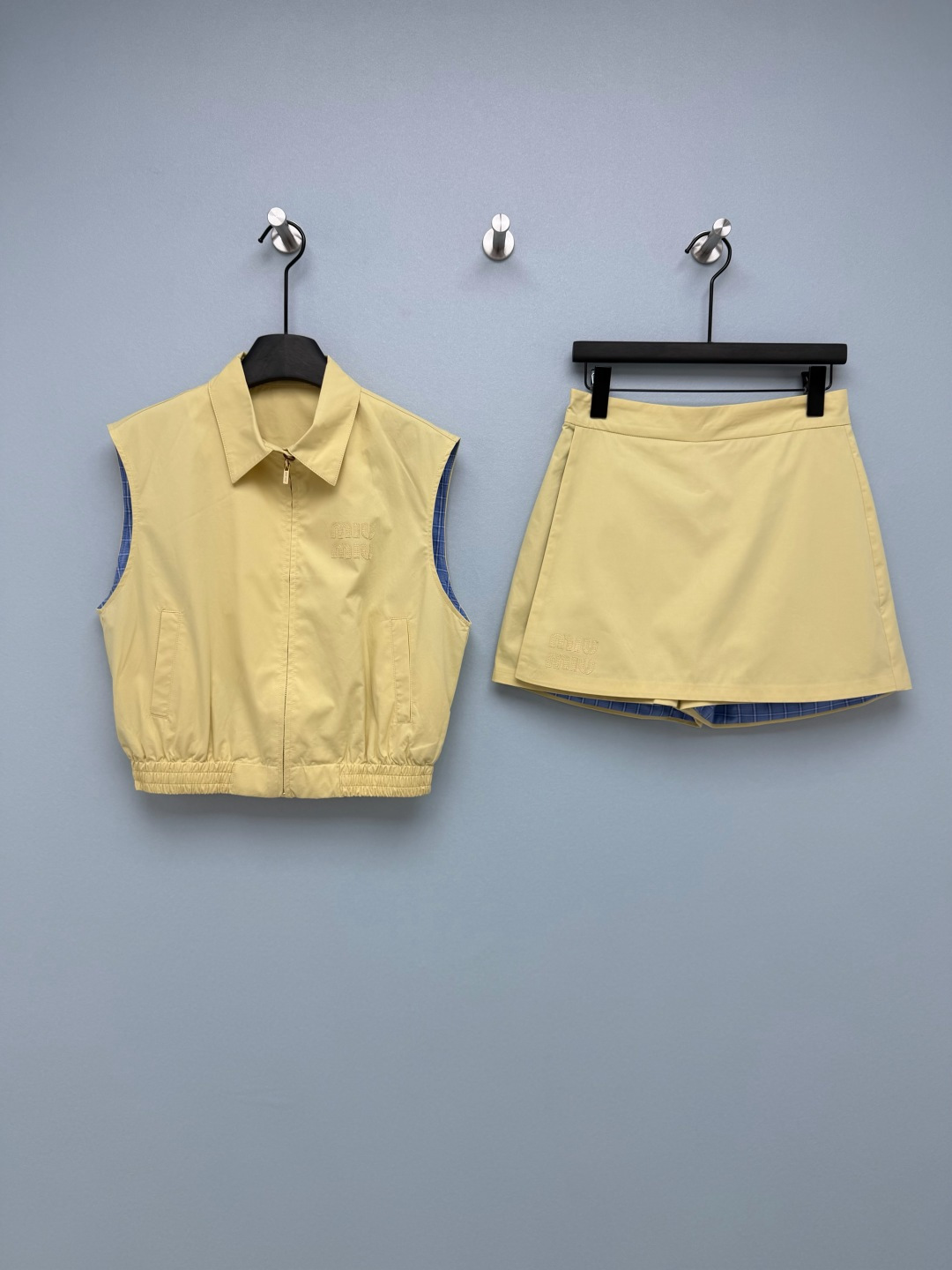 NO:784385,MiuMi*26 new goose-yellow vest and skirt suit Goose-yellow vest + culottes suit really captures the girly and preppy style. The upper body is a full-fledged wealthy daughter’s visual sense of the vest and the embroidered logo of the same color on the culottes. It is low-key and recognizable. The details show the brand style, and the sweet girl DNA is directly moved!  The inside of the waistcoat and the lining of the culottes adopt a classic blue and white plaid design, with low saturation and creamy goose yellow. It comes with a summer filter, which makes it whiter and younger. It breaks the boring black and white outfit and directly fills up the sense of vitality. It is so beautiful that my heart melts. Amway to all the sisters who love the vitality style!  Single color size 3 SML A, Miu Miu-clothing, miumiu, skirts,19860909MiuMi*26新款鹅黄马甲裙套装 鹅黄色马甲+裙裤套装,真的把少女感和学院风拿捏得死死的,上身就是元气满满的富家千金既视感马甲和裙裤上的同色系刺绣logo,低调又有辨识度,细节处尽显品牌格调,甜妹DNA直接动了！马甲内侧和裙裤内衬都采用了经典的蓝白格纹设计,低饱和的奶fufu鹅黄色,自带夏日滤镜,显白又减龄,打破了沉闷的黑白穿搭,元气感直接拉满.真的美到我心巴上了 安利给所有爱元气风的姐妹！ 单色3码SML A,缪缪-服装,miumiu,skirts,,Women's clothing