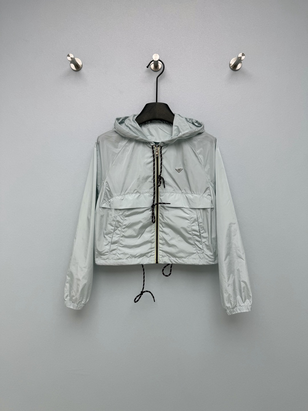 NO:784403,Prad*26’s new mint green sun protection jacket welds the sense of summer oxygen to the body. The low saturation mint green has a cool sense of oxygen, making the upper body look whiter. The short version + hem drawstring can easily optimize the body proportions, and directly fill up the hot girl atmosphere!  The nylon fabric is light and breathable, which makes it very cool to wear in summer. It is sun-proof and water-repellent. The details are exquisite and the triangle logo and metal zipper are full of texture. Whether it is worn with shorts, skirts or sports pants, it can be easily held in place. It is a must-have item for going out in summer!  Amway for all sisters who love sweet and cool style!  Solid color size 3 SMLB,Prada-clothing,prada,prada,skirts,shorts,jackets & coats,19860909Prad*26新款薄荷绿防晒外套 把夏日氧气感焊在身上了 低饱和薄荷绿自带清冷氧气感,上身巨显白,短款版型+下摆抽绳,轻松优化身材比例,辣妹氛围感直接拉满！ 尼龙面料轻薄透气,夏天穿巨凉快,防晒又防泼水,细节做工超绝,三角标和金属拉链质感满满.不管是搭短裤、裙子还是运动裤,都能轻松hold住,夏日出街刚需款！安利给所有爱甜酷风的姐妹！单色3码SMLB,普拉达-服装,prada,prada,skirts,shorts,jackets & coats,,Women's clothing