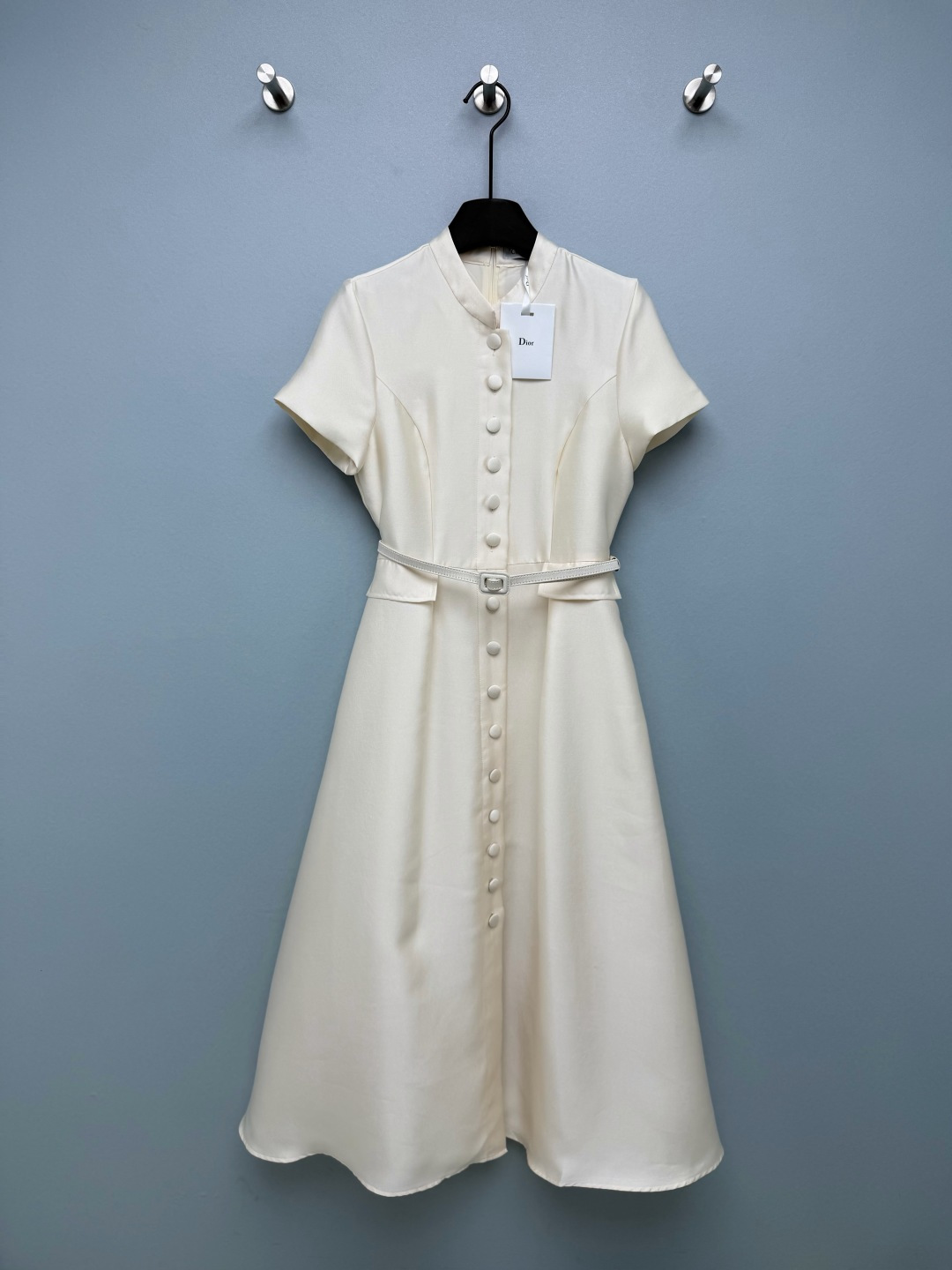 NO:784409,DIO*26's new Hepburn-style dress simply welds elegance to the body. The design of the stand-up collar and button + thin belt directly brings out the intellectual temperament, and the upper body looks like a gentle lady!  The silky-wool-textured fabric has an amazing drape feeling. The A-line silhouette hides body and makes you look slimmer, and it can be worn with confidence even if you have a pear-shaped figure!  The milky white is gentle and cool, while the black is sophisticated and sophisticated. Whether you are going on a date or commuting, you can easily create an atmosphere!  I have been conquered by its texture and style. Amway is for all the sisters who love elegant style!  2 colors and 3 codes SML M, Dior-clothing, dior, dior, skirts,19860909DIO*26新款这条赫本风连衣裙 简直把优雅焊在身上了 立领排扣+细腰带的设计,直接把知性气质拉满,上身就是温柔大小姐既视感！含丝毛质感的面料,垂坠感绝了,A字大摆藏肉又显瘦,梨形身材也能放心冲！ 奶白温柔清冷,黑色干练高级,不管是约会还是通勤,都能轻松拿捏氛围感！ 已经被它的质感和版型征服了,安利给所有爱优雅风的姐妹！2色3码SML M,迪奥-服装,dior,dior,skirts,,Women's clothing