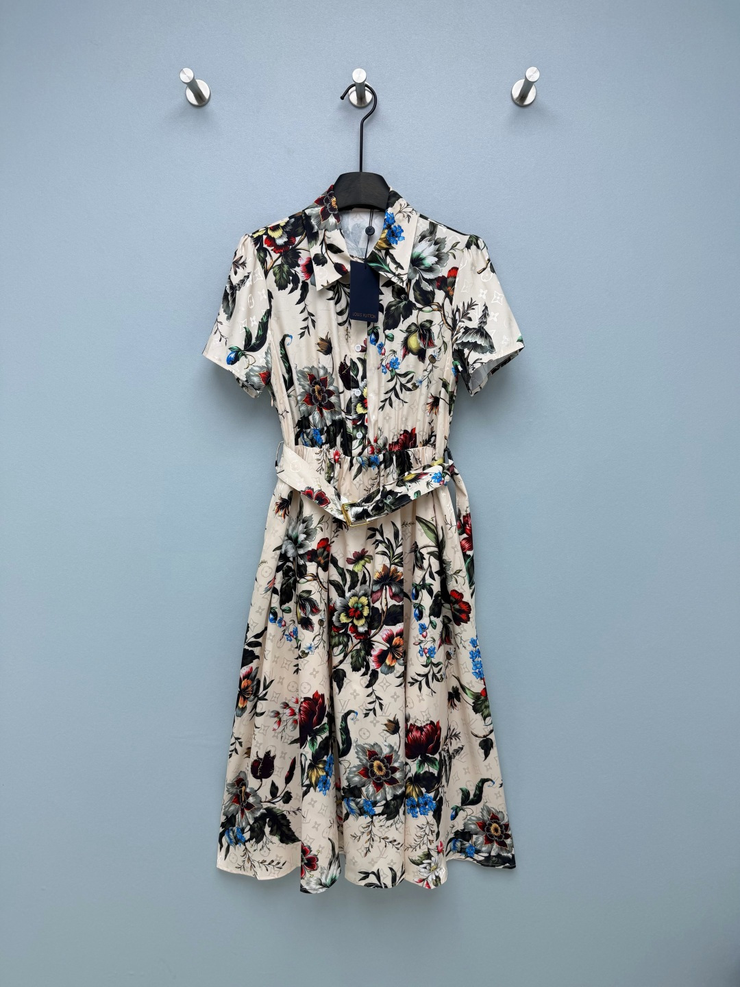 NO:784361,Louis Vuitto*26 new floral shirt dress uses the iconic Monogram dark pattern + retro floral print. The two colors can directly match my outfit for the whole summer!  The shirt collar + waist design makes it not childish for commuting or boring for a date. The belt is so slim that the waist is so thin. The A-line skirt is super friendly to sisters with wide hips and thick legs. It has a great effect on covering up the flesh!  The fabric is the kind of rayon with a great drape. It feels smooth and smooth, and you won’t feel sweaty when wearing it in summer~ The off-white model is like wearing a spring garden on your body, it is gentle and reduces your age. Paired with white shoes, it will look like a Korean heroine; the navy model comes with a retro filter, and the dark pattern Monogram is low-key and noble. Step on the high heels and slay the whole audience!  Whether it's a daily outing or a light formal occasion, these two can be used!  Adults don’t make choices, I’m just all in!  !  2 colors 3 codes SML M,Louis Vuitton-clothing,louis vuitton,louis vuitton,high heels,skirts,shirts,19860909Louis Vuitto*26新款花卉衬衫裙 采用标志性Monogram暗纹+复古花卉印花,两种配色直接承包我一整个夏天的穿搭！衬衫领+收腰设计,通勤穿不幼稚,约会穿不沉闷,腰带一系腰细到尖叫,A字裙摆对胯宽/腿粗姐妹超友好,遮肉效果绝了！ 面料是那种垂坠感超棒的人丝,摸起来滑溜溜的,夏天穿也不闷汗～ 米白款像把春日花园穿在身上,温柔又减龄,搭配小白鞋就是韩系女主既视感；藏蓝款自带复古滤镜,暗纹Monogram低调又显贵,踩上高跟鞋直接slay全场！ 无论是日常出街还是轻正式场合,这两条都能打！成年人不做选择,我直接all in！！2色3码SML M,路易威登-服装,louis vuitton,louis vuitton,high heels,skirts,shirts,,Women's clothing