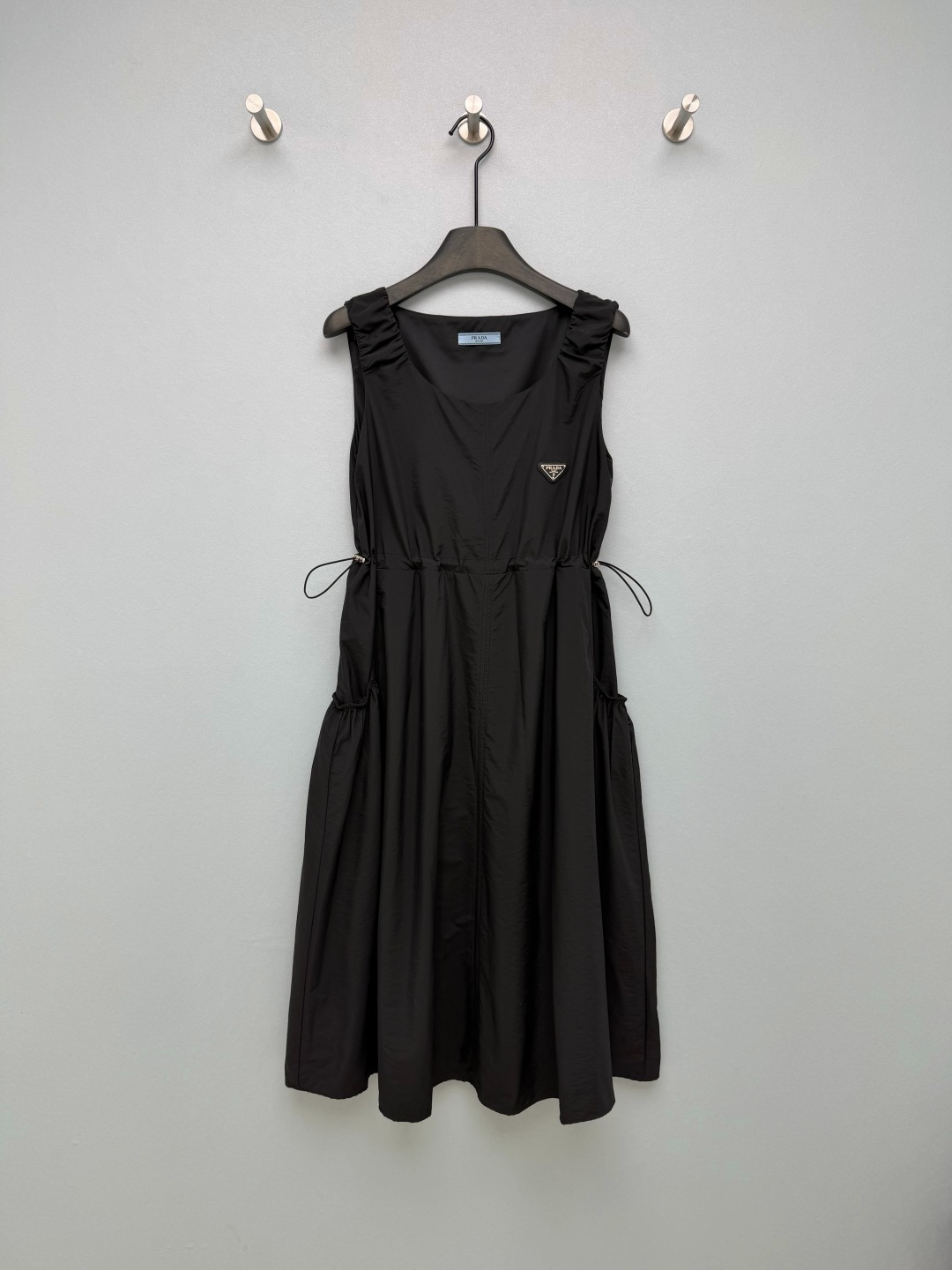 NO:784366,Prad*26 new nylon waist vest dress with functional girly ceiling!  The classic metal triangle logo on the chest is the soul logo of Prada!  It instantly enhances the high-end sense and brand recognition of the clothes, and the control of details is directly reduced. The drawstring design on both sides of the waist can be adjusted freely to accurately pinch the waistline, while creating a smart bud skirt. The skirt is fluffy and swaying when walking, with a sense of air, hiding the flesh and making you look slimmer. It is made of light and breathable fabric  Nylon fabric has a matte high-end texture, which is anti-wrinkle and easy to care for. It is very cool to wear in summer, and the crisp silhouette can keep the clothes neat and stylish, with both sporty style and daily sense. The sporty functional style and girly style are perfectly blended, with a cool and high-end sense. Wear it in summer and you will look great in monochrome size 3 SML  AW,Prada-clothing,prada,prada,skirts,19860909Prad*26新款尼龙收腰背心裙 机能风少女感天花板！胸前经典的金属三角Logo,是Prada的灵魂标识！瞬间提升衣服的高级感与品牌辨识度,细节控直接沦陷.腰部两侧的抽绳设计可自由调节松紧,精准掐出腰线,同时打造灵动的花苞裙摆.走路时裙摆蓬松摇曳,自带空气感,藏肉又显瘦.采用轻薄透气的尼龙面料,自带哑光高级质感,抗皱易打理.夏天穿巨凉快,同时挺括的版型能保持衣服利落有型,运动风与日常感兼备.运动机能风与少女感完美融合,自带清冷高级感,夏日穿直接美出圈单色3码SML AW,普拉达-服装,prada,prada,skirts,,Women's clothing