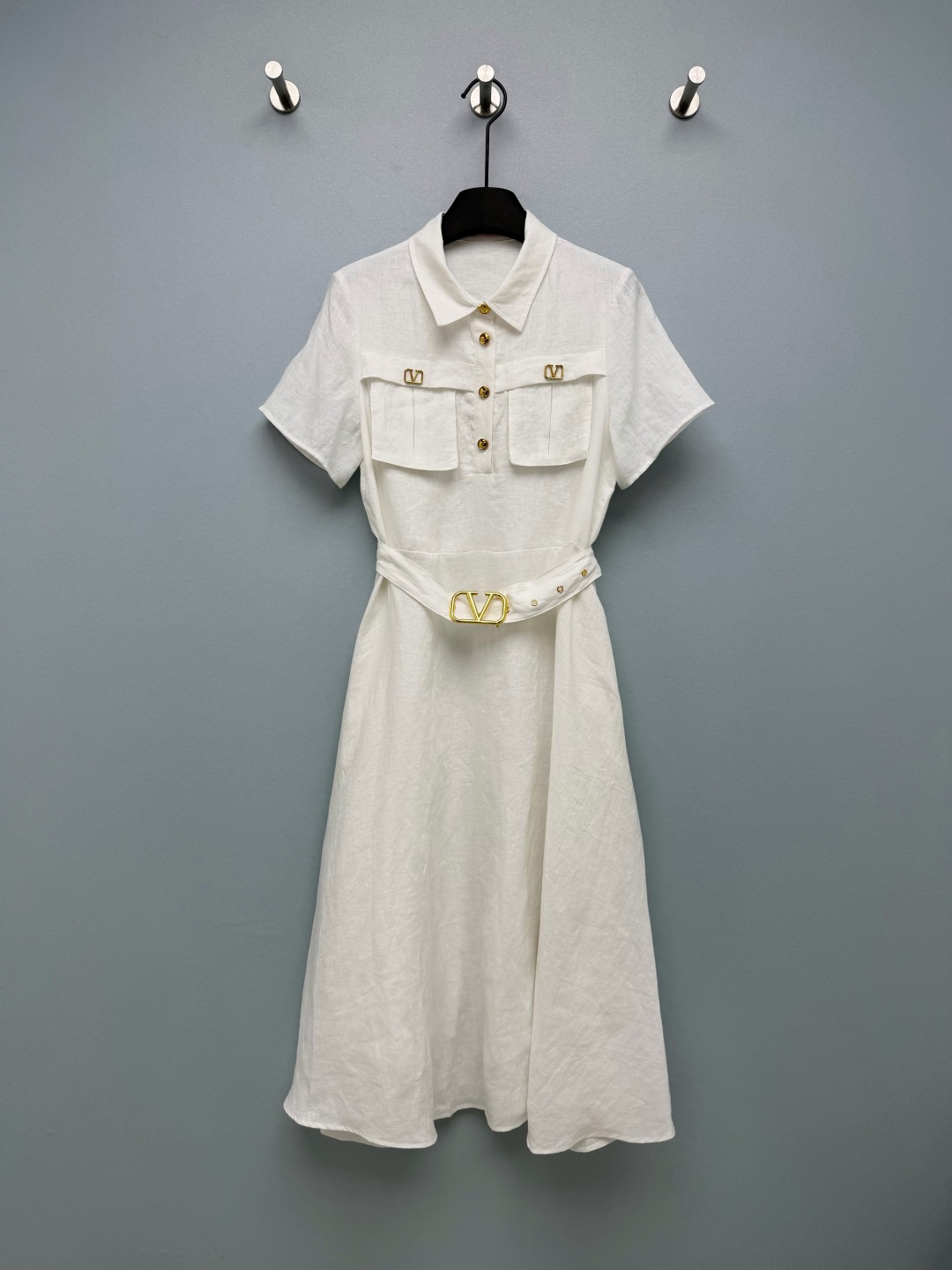 NO:784371,Valentin*26 new linen shirt skirt intellectual commuting ceiling!  The golden V logo on the chest pocket and waistband is a classic element of the V family!  Low-key yet recognizable, it instantly enhances the luxury of the entire outfit, and the attention to detail is immediately lost. Made of high-end linen material, it has a natural texture and a perfect drape!  It is very breathable to wear in summer and will not make you sweaty. At the same time, the crisp silhouette can perfectly hide the flesh and is very friendly to fat figures. The lapel + double pocket design has an intellectual temperament; the same color belt accurately tightens the waist and outlines the S-shaped curve. The large A-line skirt walks with wind, elegant and majestic. This simple and noble style really makes you close your eyes and not step into thunder!  Amway for all the sisters who pursue quality~Single color size 3 SML A, Valentino-clothing, valentino, valentino, skirts, shirts,19860909Valentin*26新款亚麻衬衫裙 知性通勤天花板！胸前口袋与腰带处的金色V字标识,是V家的经典元素！低调又有辨识度,瞬间提升整套衣服的奢华感,细节控直接沦陷. 高定亚麻材质,自带天然的肌理质感,垂坠感满分！夏日穿巨透气,不闷汗,同时挺括的版型能完美藏肉,对微胖身材超友好.翻领+双口袋设计,自带知性气质；同色系腰带精准收腰,勾勒S型曲线,A字大裙摆走路带风,优雅又大气.这种简约又贵气的风格,真的闭眼入不踩雷！安利给所有追求质感的姐妹～单色3码SML A,华伦天奴-服装,valentino,valentino,skirts,shirts,,Women's clothing