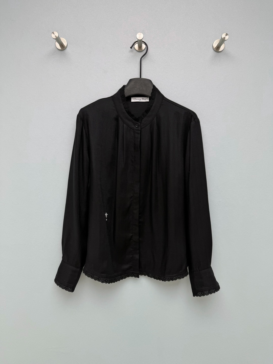 NO:784376,Dio*26 new lace stand collar shirt French elegant ceiling!  The classic stand-up collar + single-breasted front placket design, with a slightly loose straight fit, is very tolerant to the figure. It can modify the shoulder line and cover the waist and abdominal muscles. It is suitable for wearing alone or layered. The exquisite lace on the collar, cuffs and hem comes with a French retro filter, and the delicate embroidery pattern is gentle and noble, breaking the monotony of the basic shirt. The low-key bee embroidery on the body is Dior's iconic brand element  It is plain, and the details show high-end texture. It is made of twill texture fabric with excellent drape, which is both stiff and skin-friendly. It is not easy to wrinkle and comes with a soft light filter, which makes the upper body full of texture. This lace stand-up collar shirt from D really engraves 'elegance' into the DNA. The off-white model is gentle to the core, with lace + little bee embroidery, like a heroine coming out of a French movie. The black model comes with a high-end filter, neat and slim.  2 colors 3 codes SML A, Dior-clothing, dior, dior, shirts,19860909Dio*26新款蕾丝立领衬衫 法式优雅天花板！经典立领+前襟单排扣设计,搭配微宽松直筒版型,对身材包容性极强,既能修饰肩线又能遮住腰腹肉肉,单穿、叠穿都很合适.领口、袖口和下摆的精致蕾丝花边,自带法式复古滤镜,细腻的刺绣花纹温柔又显贵,打破基础款衬衫的单调感.衣身低调的小蜜蜂刺绣,是Dior标志性的品牌元素,细节处彰显高级质感.采用垂坠感绝佳的斜纹肌理面料,兼具挺括度与亲肤感,不易皱且自带柔光滤镜,上身质感拉满.D的这件蕾丝立领衬衫真的把“优雅”刻进DNA里了米白色款温柔到骨子里,蕾丝花边+小蜜蜂刺绣,像从法式电影里走出来的女主角,黑色款自带高级滤镜,利落又显瘦 2色3码SML A,迪奥-服装,dior,dior,shirts,,Women's clothing